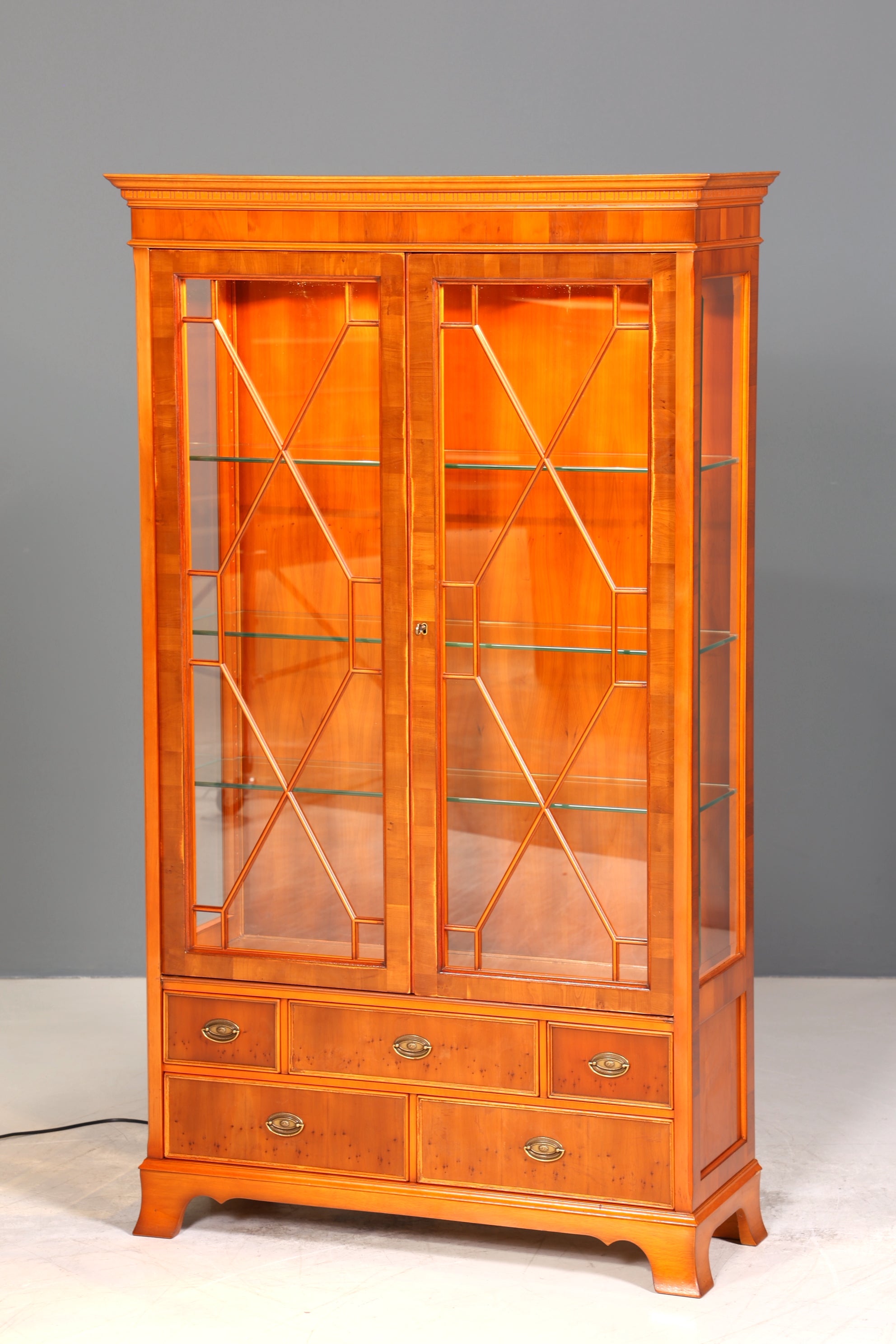Wunderschöne Original Heldense Vitrine Englische Eibe Bücherschrank Antik Stil Glasvitrine
