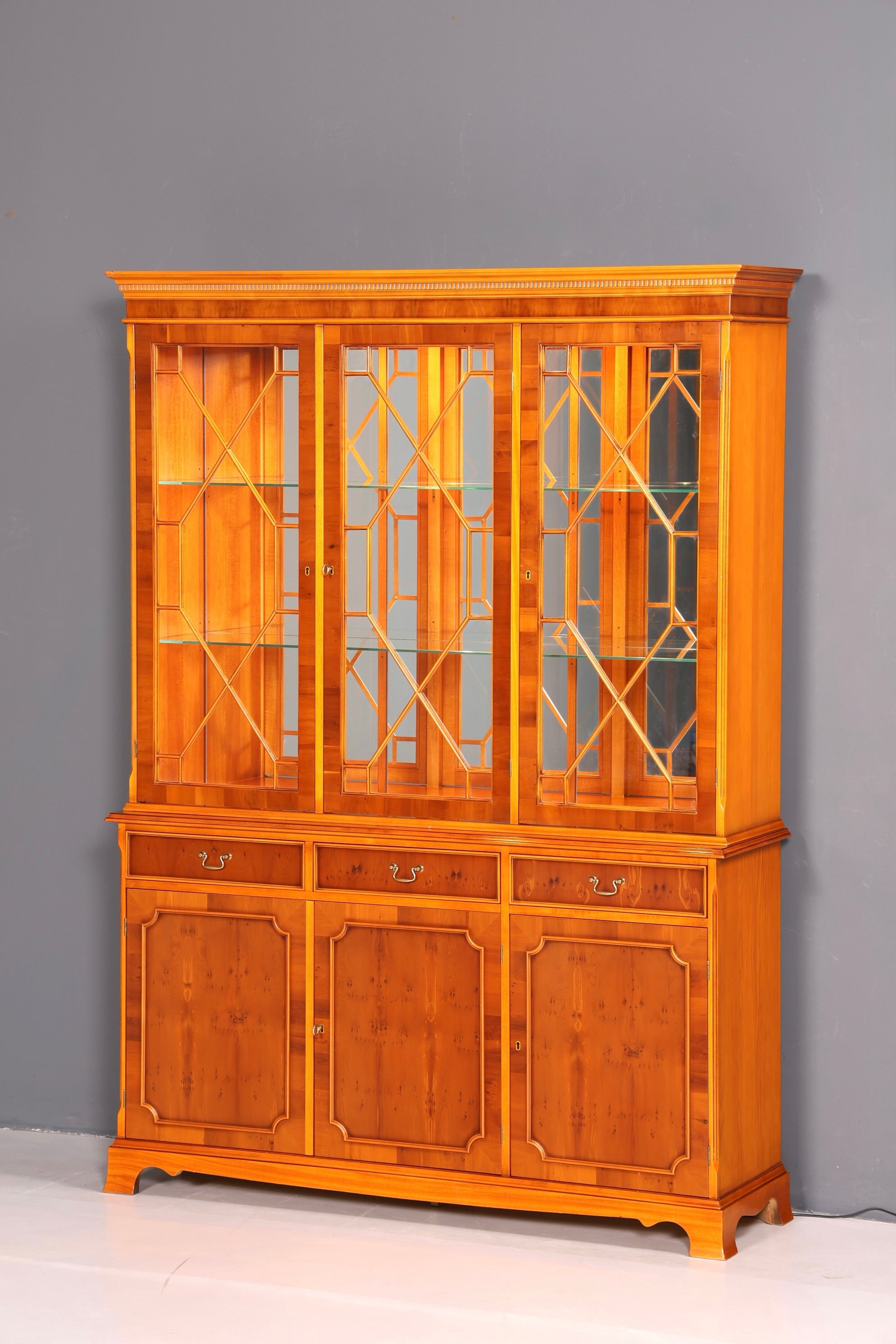 Wunderschöne Englische Vitrine Bücherschrank Buffet 60s Glasvitrine Bibliothek Regal Schrank Vintage