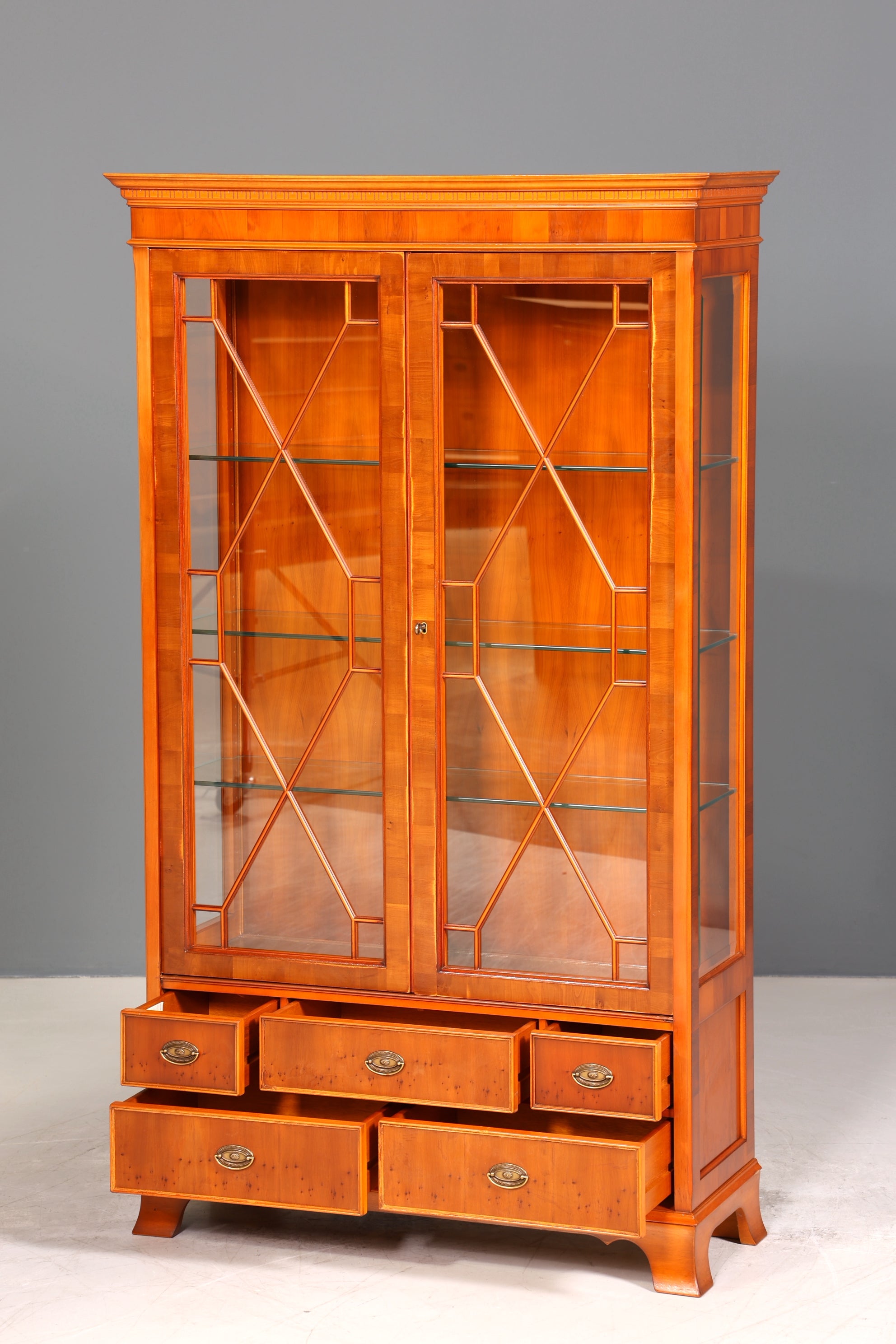 Wunderschöne Original Heldense Vitrine Englische Eibe Bücherschrank Antik Stil Glasvitrine
