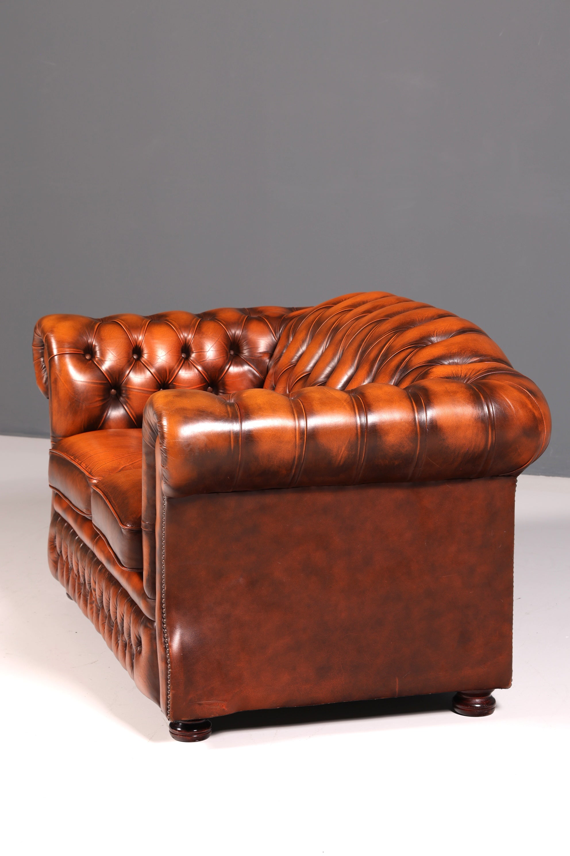Stilvolles Original Chesterfield Sofa 2-Sitzer Couch Echt Leder Englisch Polstersofa