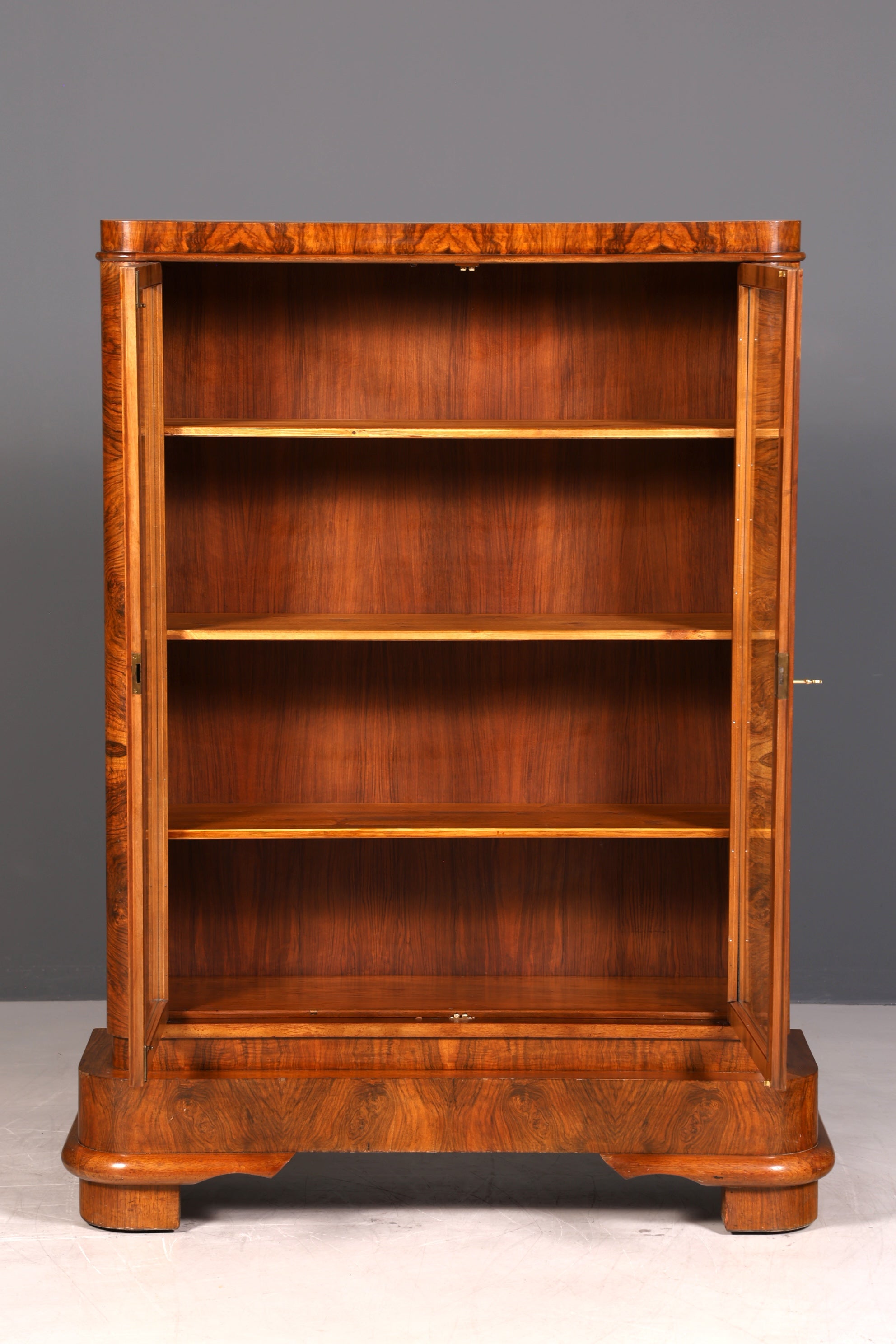 G733 Finish Wunderschöne Art Deco Vitrine Nussbaum Vitrine massiv Holz Antik Schrank (Kopie)