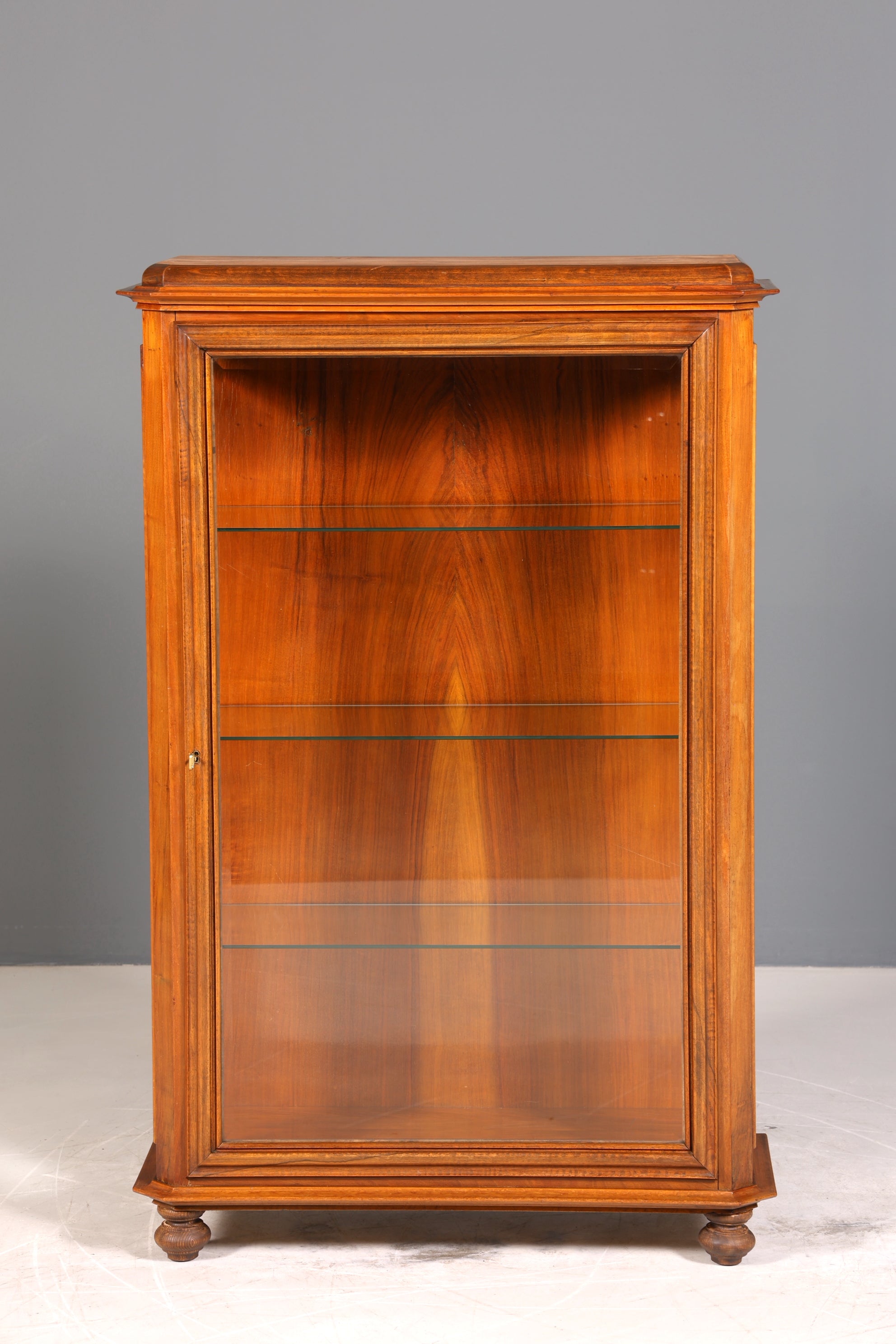 Wunderschöne Art Deco Vitrine Nussbaum Vitrine massiv Holz Antik Schrank