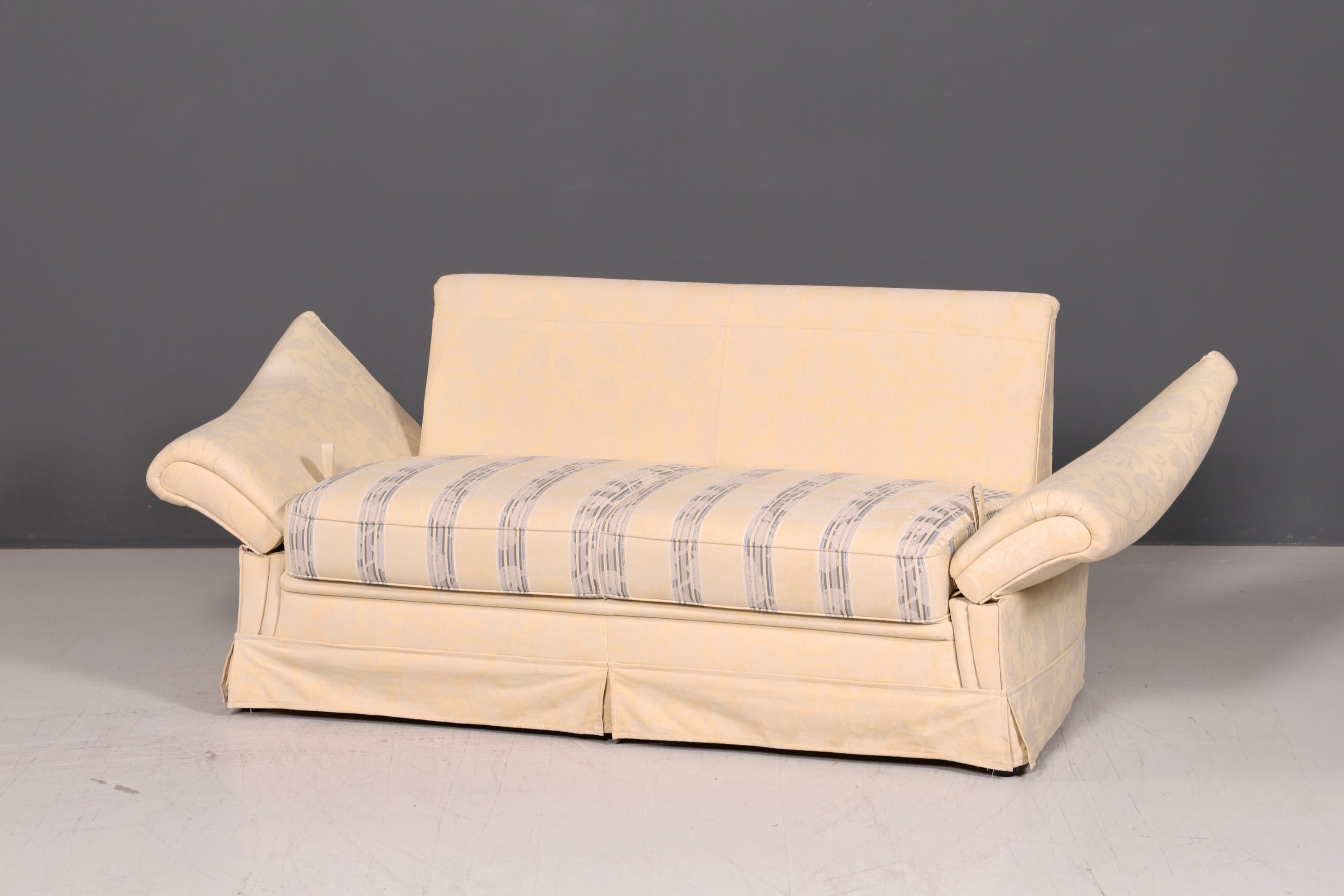 Wunderschönes Landhaus Sofa mit Hocker Englischer Stil Creme 2-Sitzer Couch Stoff Polstersofa Landhausstil Zweisitzer