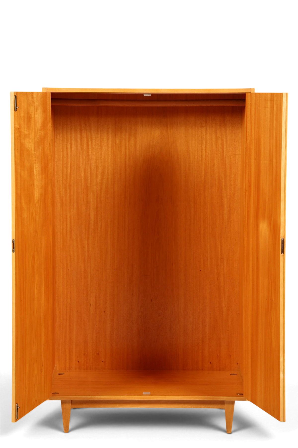Hauptstadt Möblerei Hellerau Mid Century Kleiderschrank aus hellem Echtholz mit geöffneten Türen und schlanken Beinen