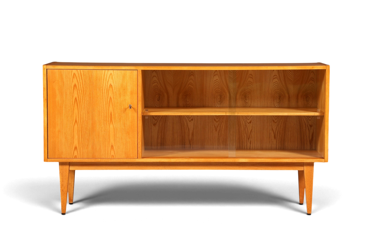 Hauptstadt Möblerei Hellerau Sideboard Modell 602 aus Holz mit Glasschiebetüren im Mid Century Design