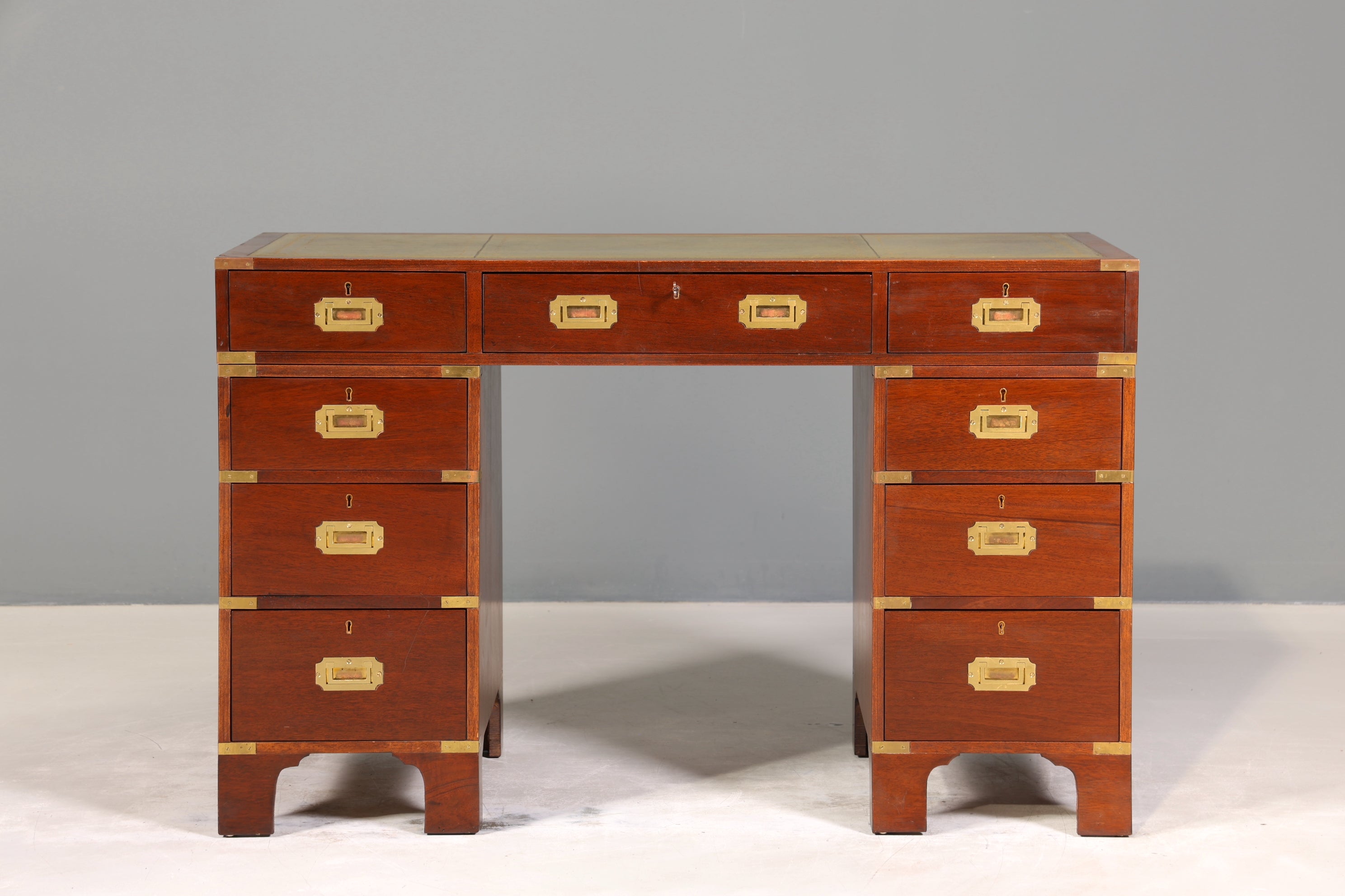 Edler Maritimer Schreibtisch Englischer Military Chest Bürotisch Office Table mit echt Lederauflage