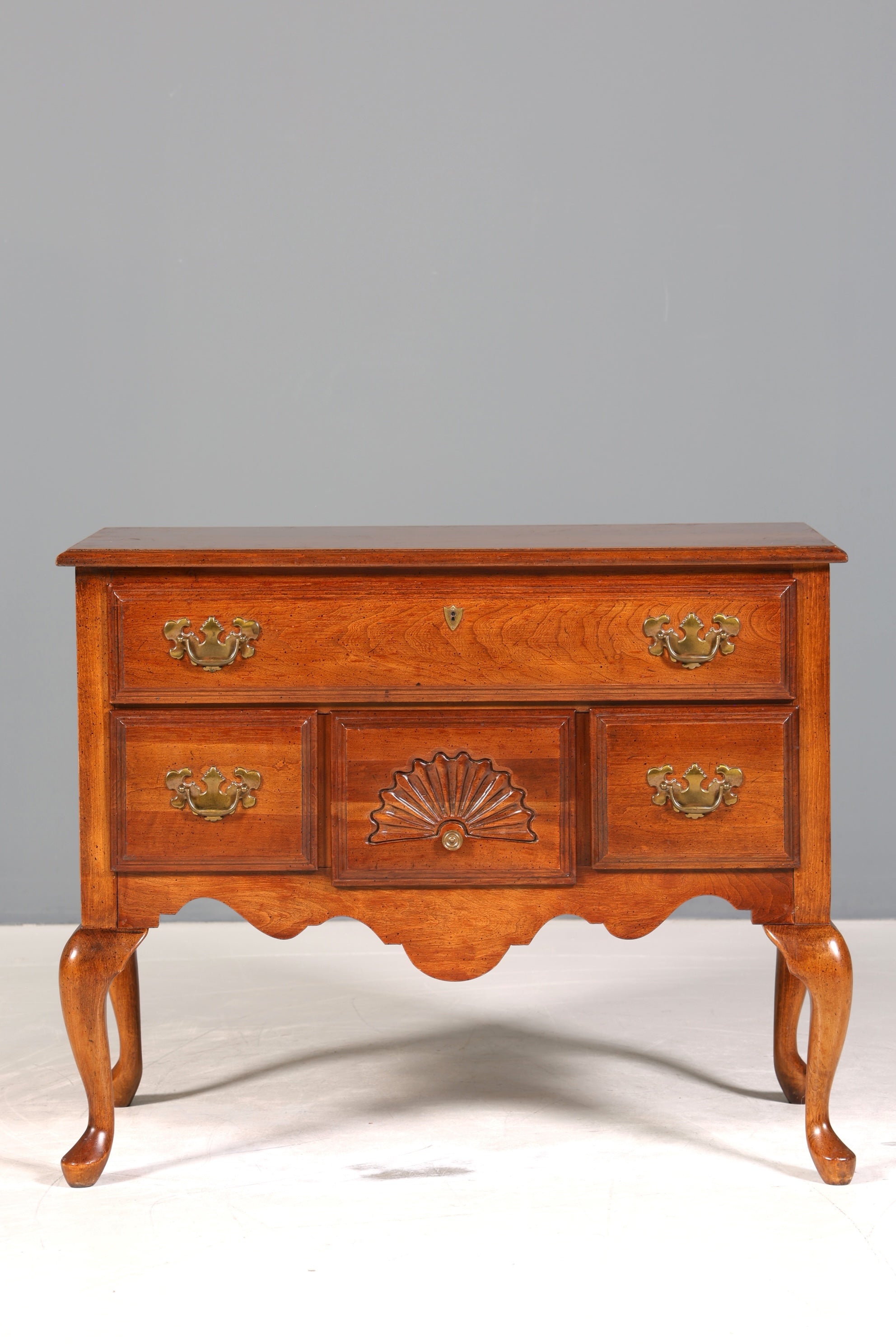 Stilvolle Kommode der Marke American Drew Inc. Antik Stil Sideboard USA Schubladenkommode