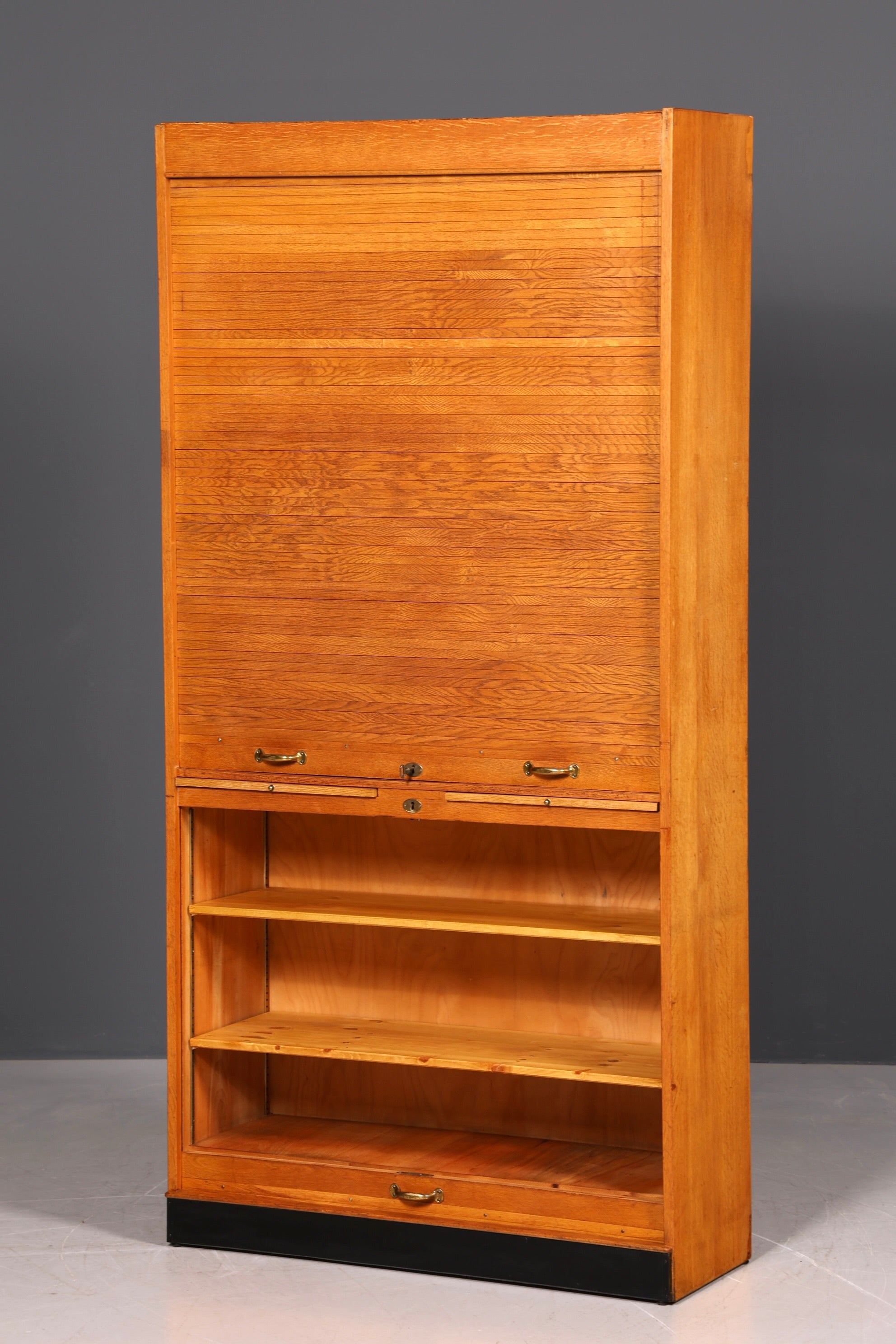 Schlichter Mid Century Rollladenschrank Bauhaus Apothekerschrank Art Deco Büro Aktenschrank