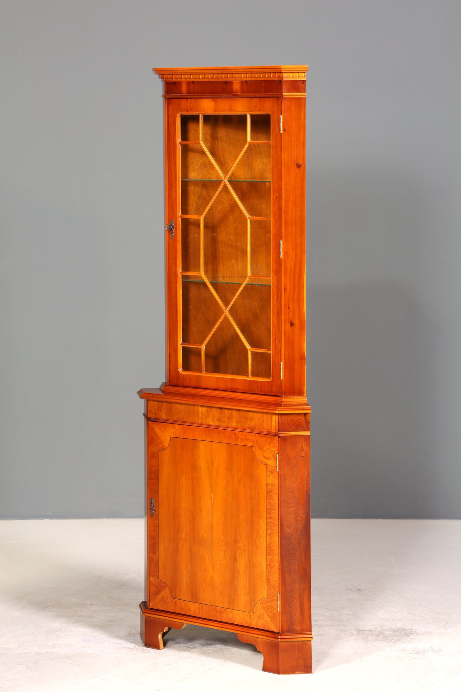 Wunderschöne Englische Eckvitrine Antik 60s Eibe Schrank Eckschrank Glasvitrine Vitrine