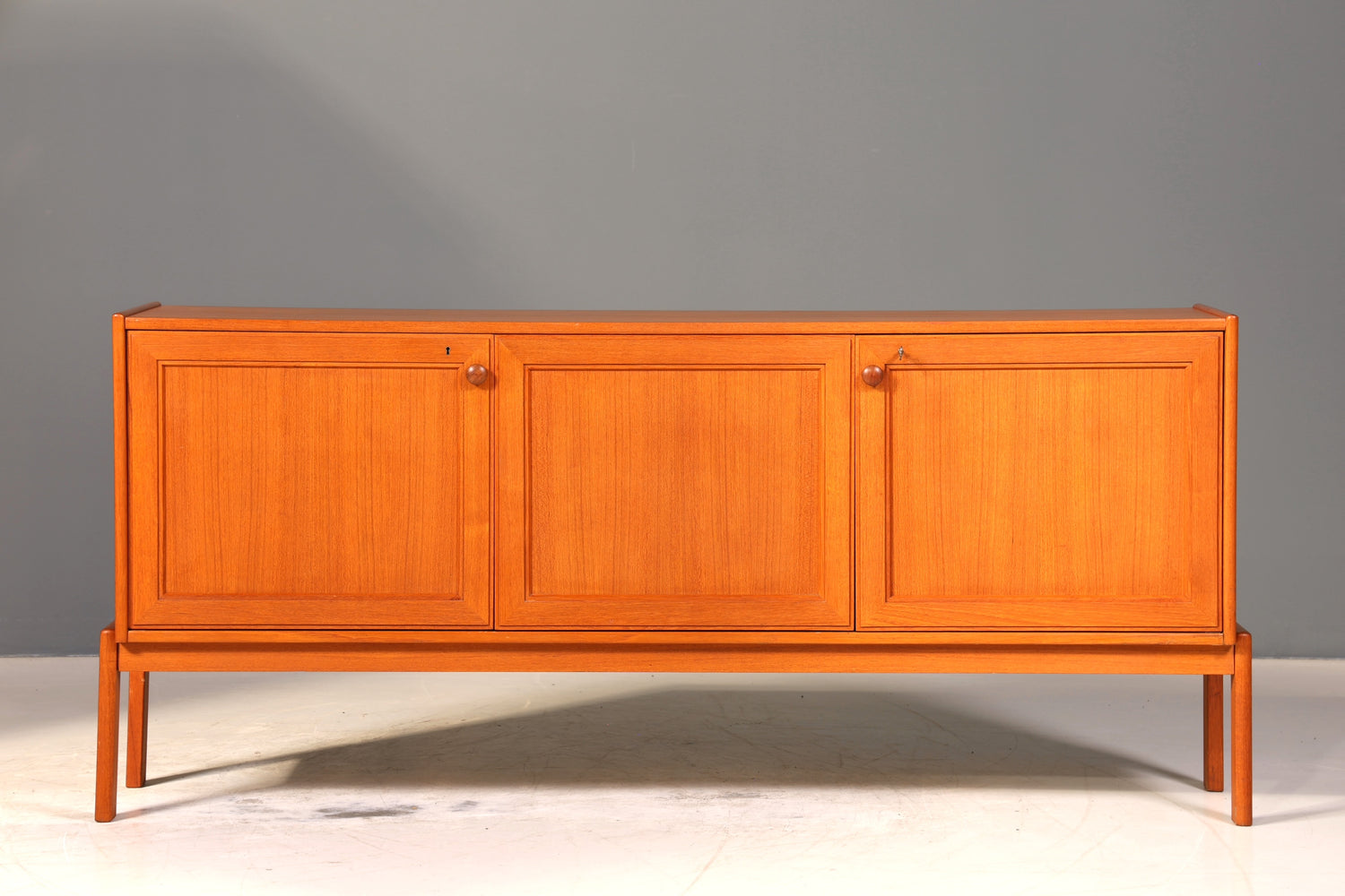 Schlichtes Mid Century Sideboard Vintage TV Kommode 60s Schrank Retro Teak Holz Longboard
