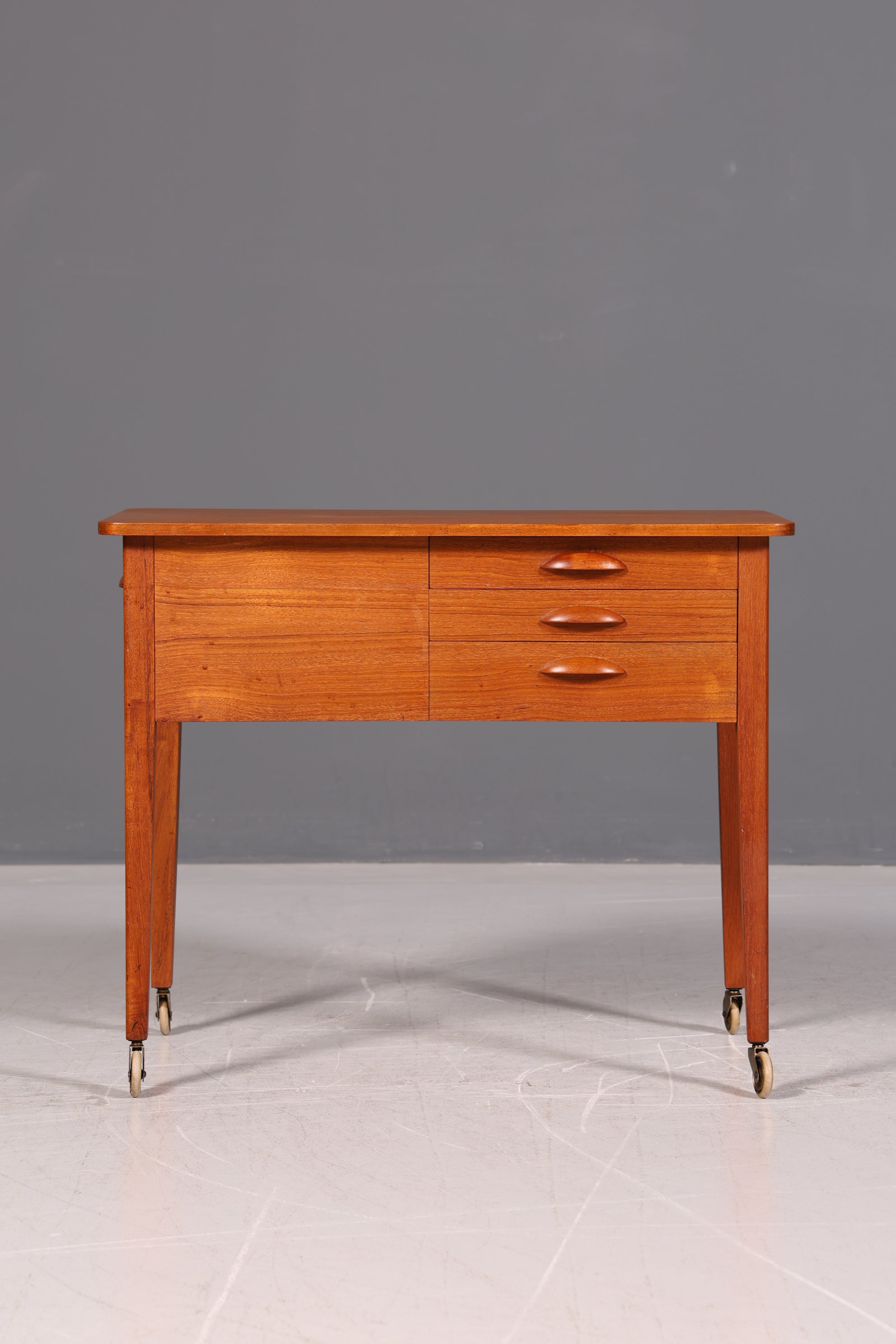 Wunderschöner Mid Century Beistelltisch Nähkasten Nähtisch Retro 60er Rolltisch Vintage Holz Skandinavisch