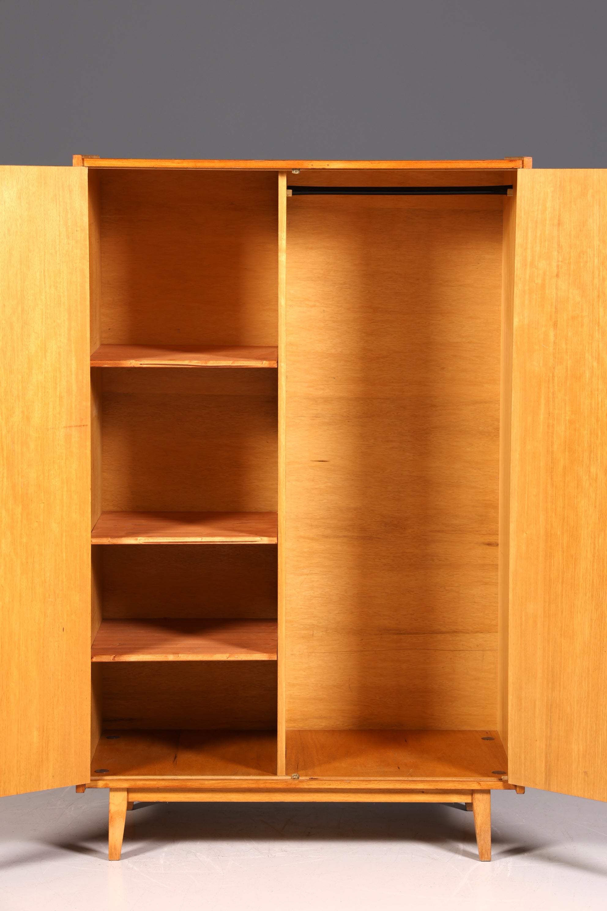 Traumhafter Mid Century Kleiderschrank Vintage Schrank Retro Wäscheschrank Dielenschrank