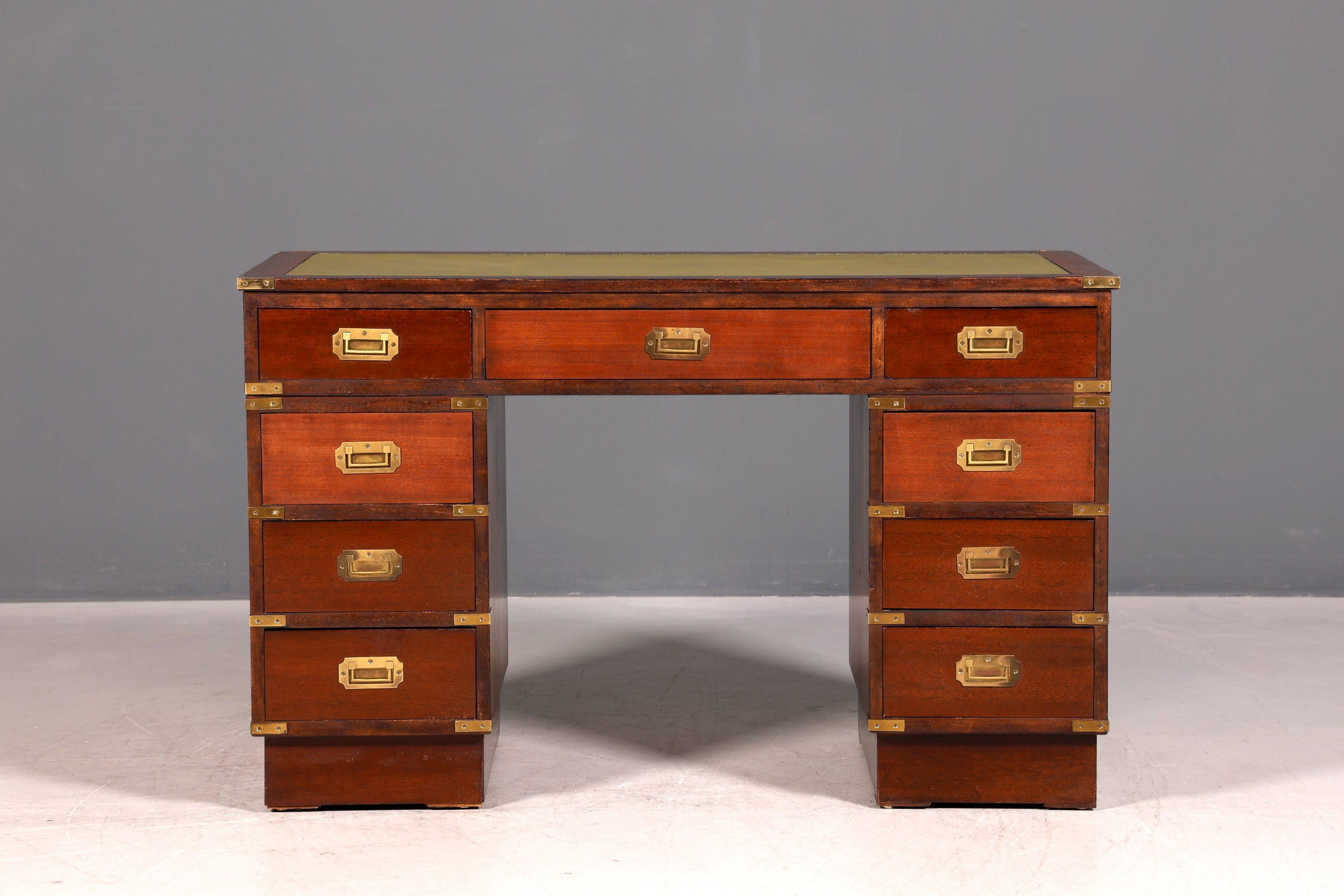 Wunderschöner Maritimer Schreibtisch Englischer Military Chest Bürotisch Office Table mit echt Lederauflage