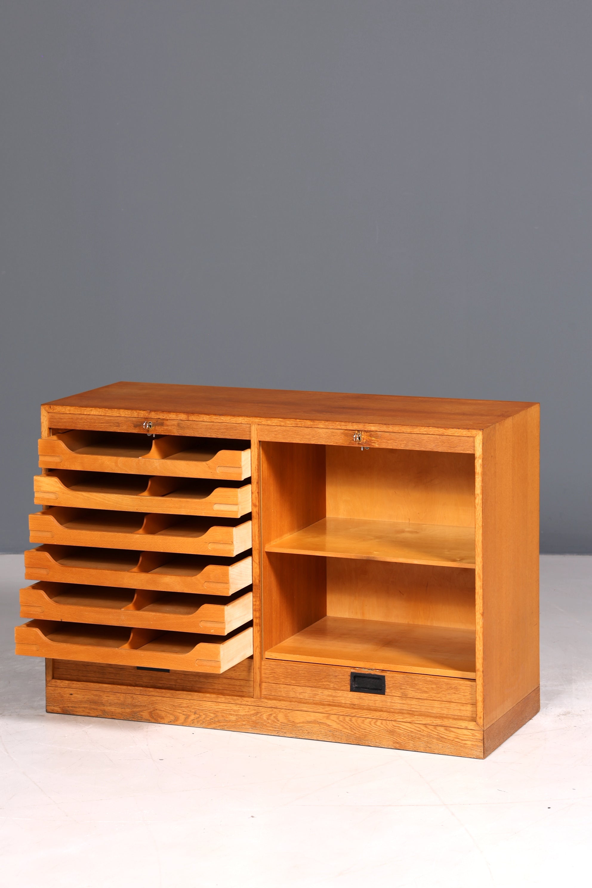 E835 Finish Schlichter Mid Century Rollladenschrank Bauhaus Apothekerschrank Art Deco Büro Aktenschrank