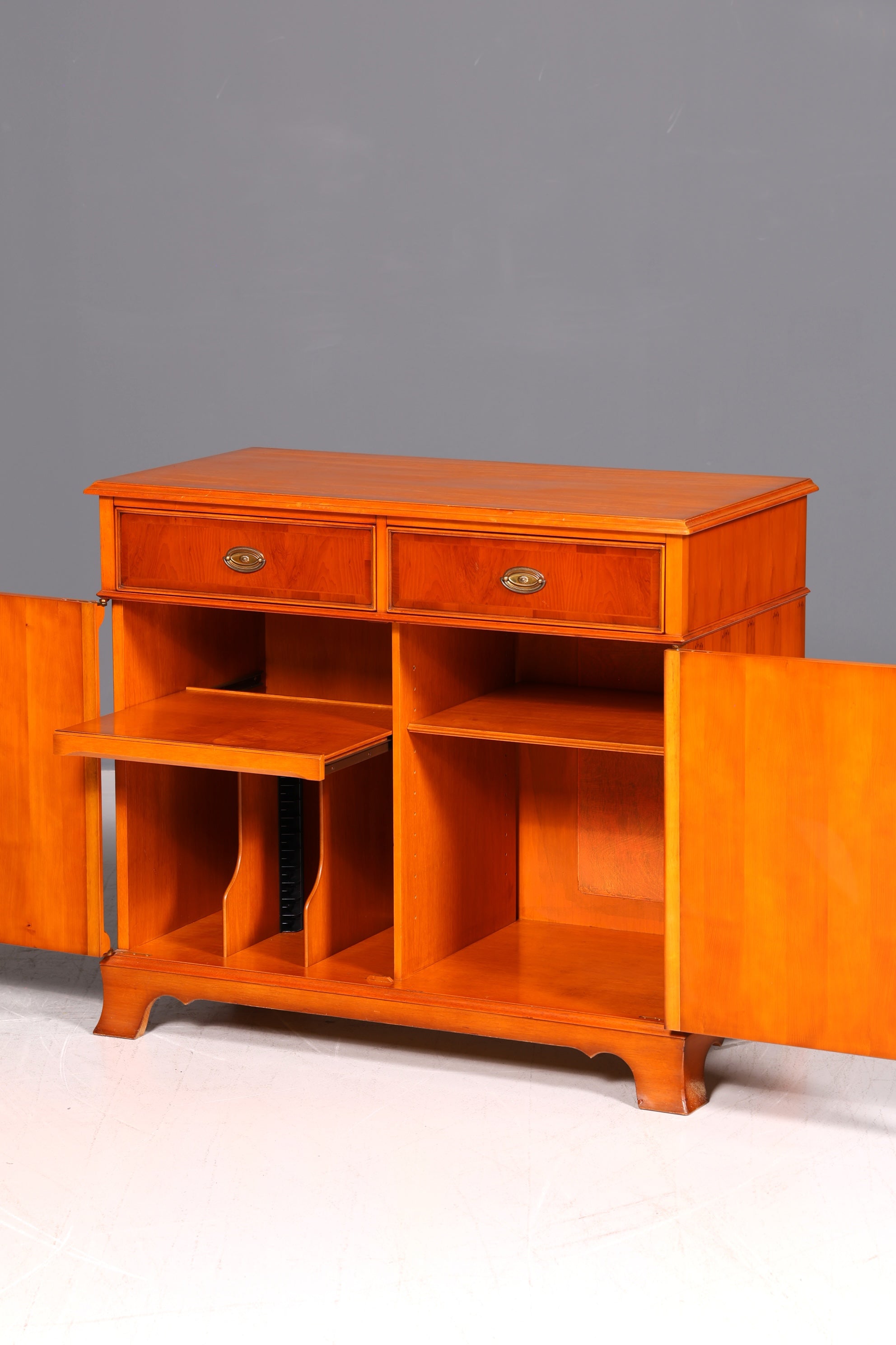 Traumhafter Original Heldense Schrank Eibe Antik Stil Kommode Sideboard Englisch England