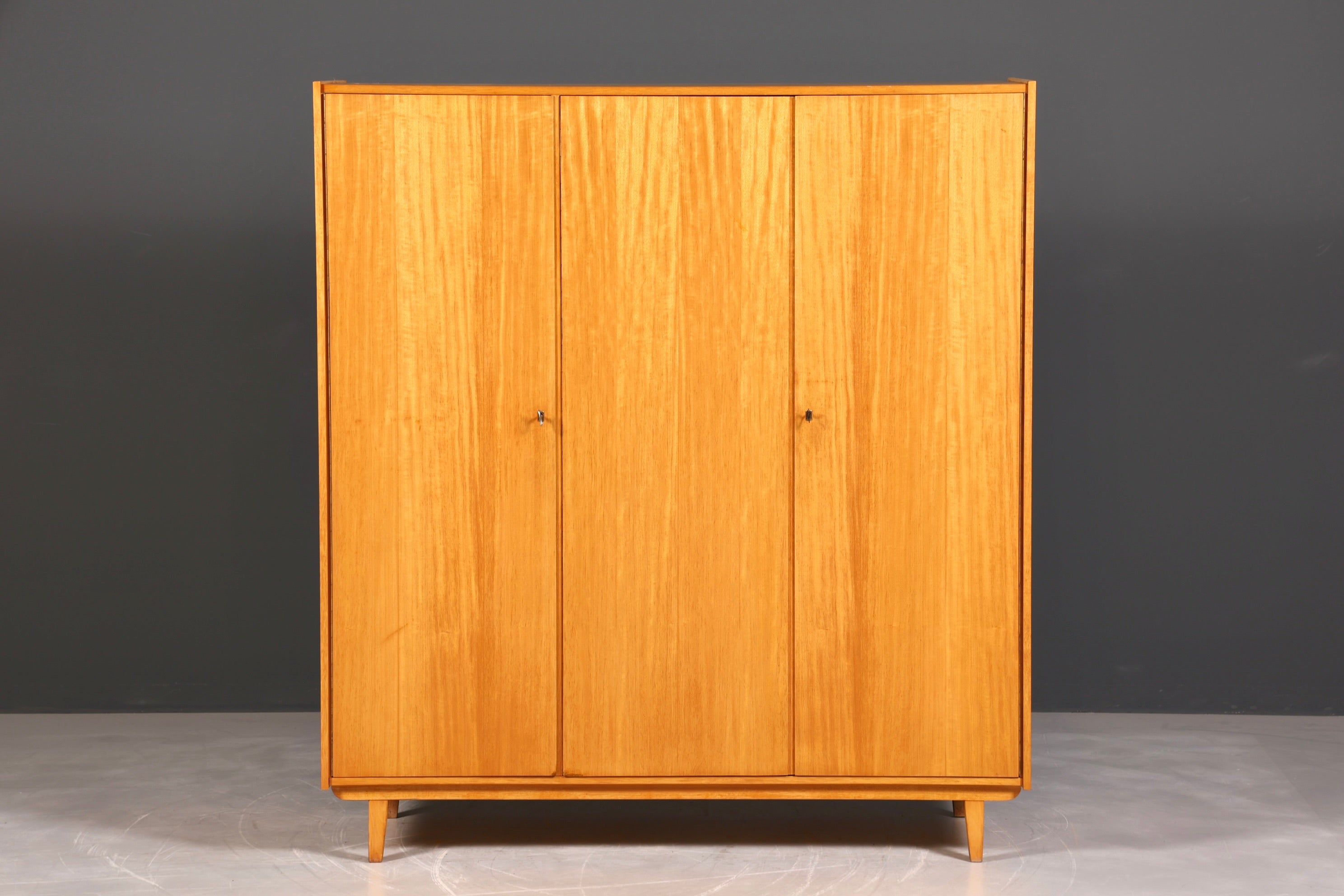 F937 Finish Traumhafter Mid Century Kleiderschrank Vintage Schrank Retro Wäscheschrank