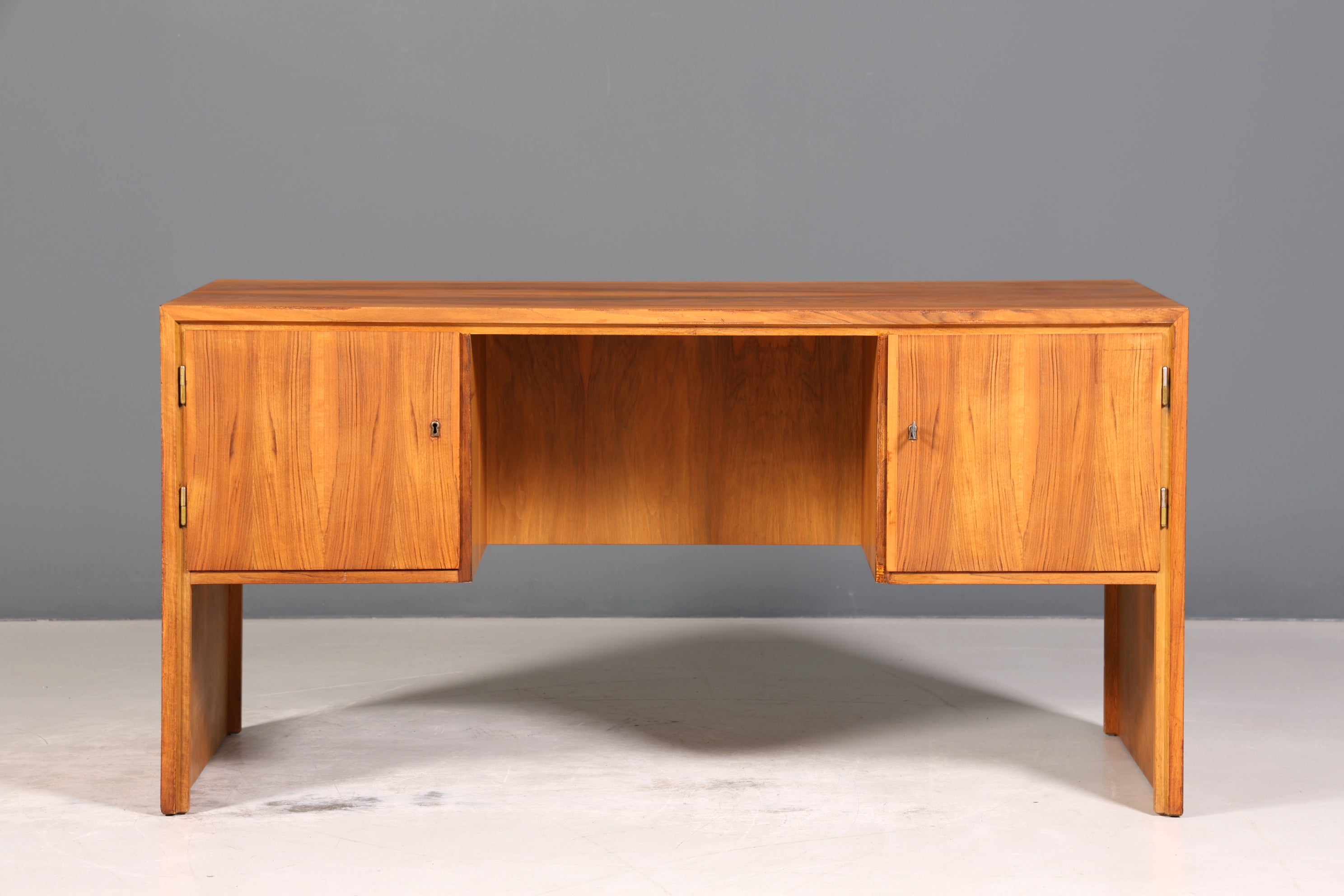 Wunderschöner Mid Century Schreibtisch Nussbaum Danish Design Bürotisch 60er Jahre Office Table Art Deco