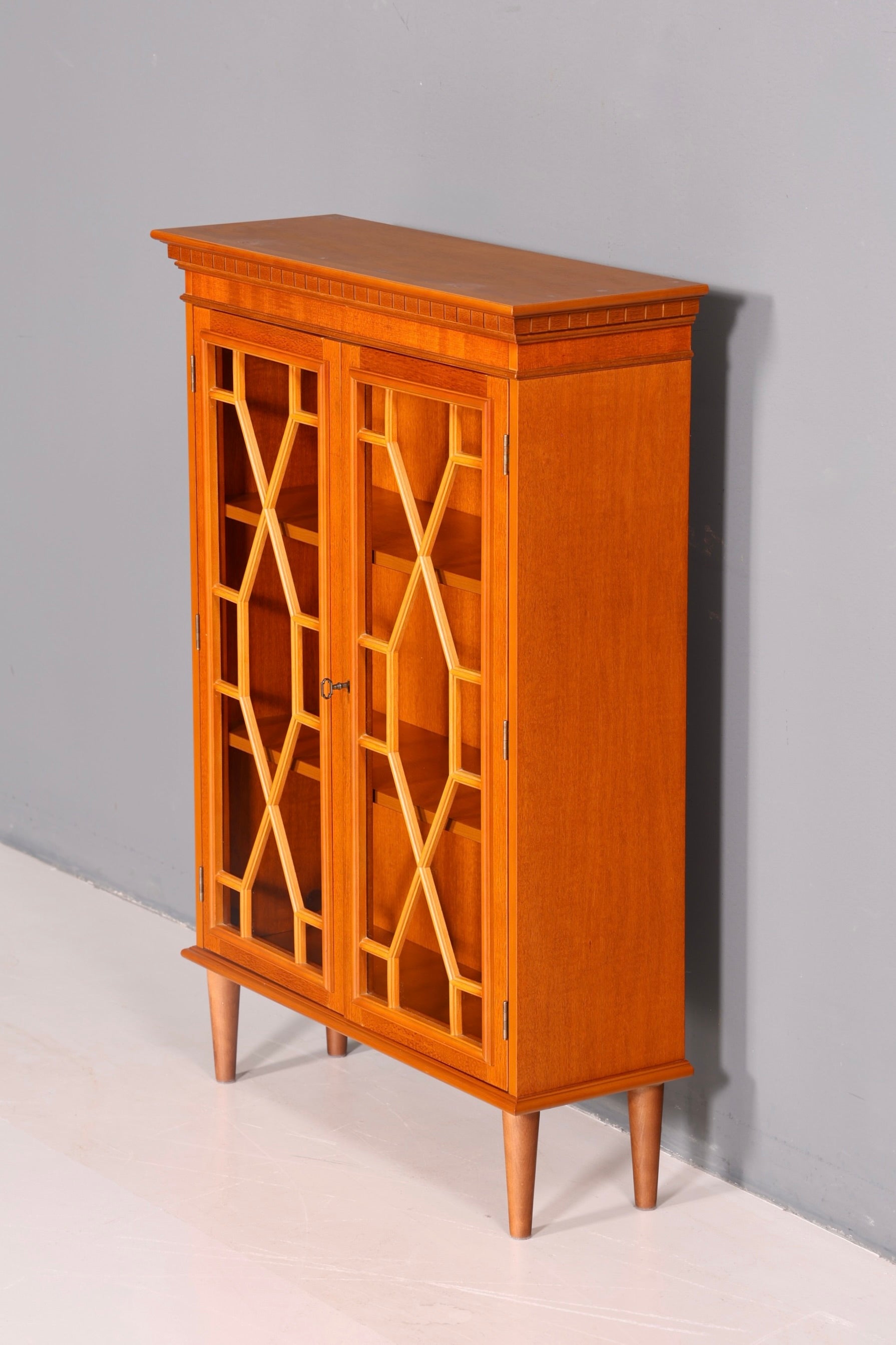 Wunderschöne Englische Vitrine Eibe Bücherschrank Glasvitrine 60s Vitrinenschrank Schrank Vintage
