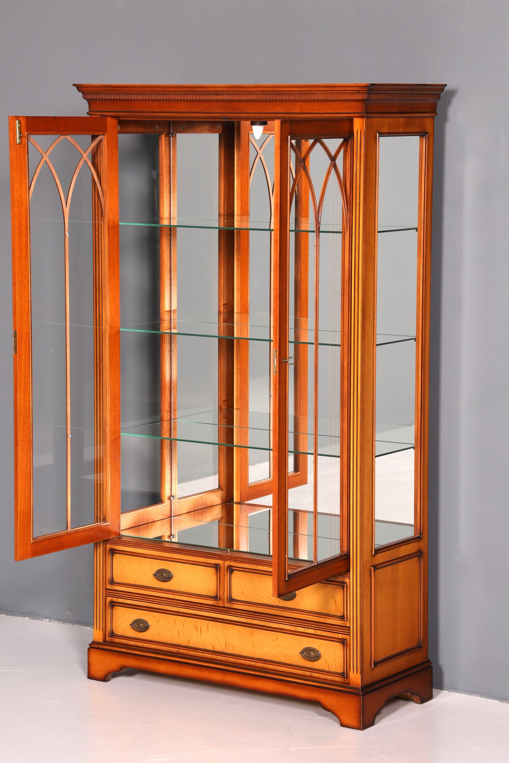 Wunderschöne Englische Vitrine Eibe Bücherschrank Buffet Antik Stil Glasvitrine