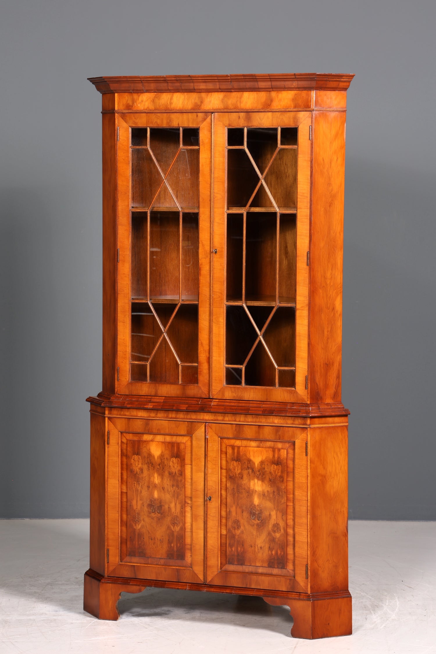 Wunderschöne Englische Eckvitrine Eibe Antik echt Holz Schrank Eckschrank Glasvitrine