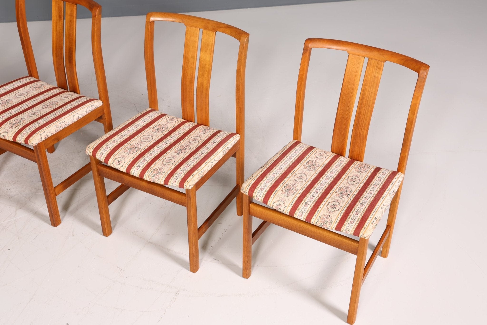 4x Schlichte Mid Century Stühle Nussbaum Retro Stuhlset Danish Design Küchenstühle
