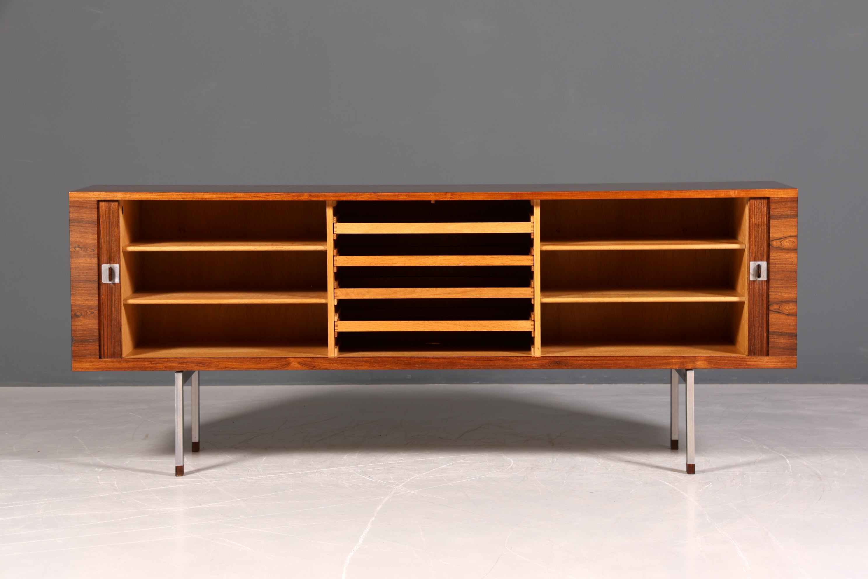 Beeindruckendes Original Hans J. Wegner für RY Møbler Modell RY 25 Sideboard Palisander Holz TV Kommode Vintage Schiebetür Schrank 1 von 2