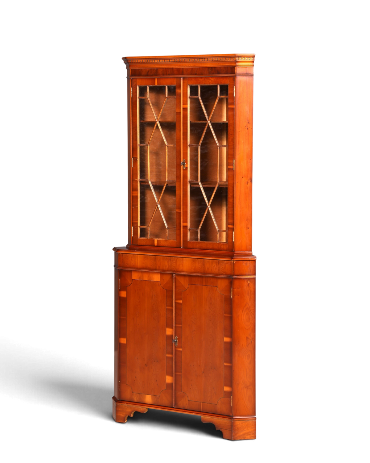 Hauptstadt Möblerei englische Eckvitrine aus massivem Holz im 60er Jahre Stil mit verglasten Türen und Stauraum