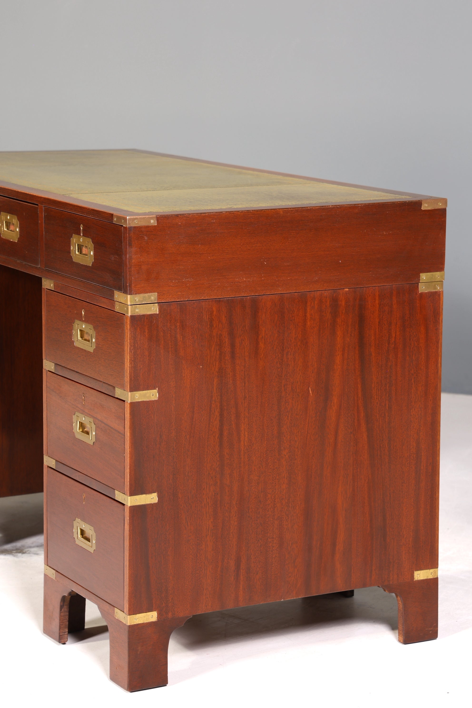 Edler Maritimer Schreibtisch Englischer Military Chest Bürotisch Office Table mit echt Lederauflage