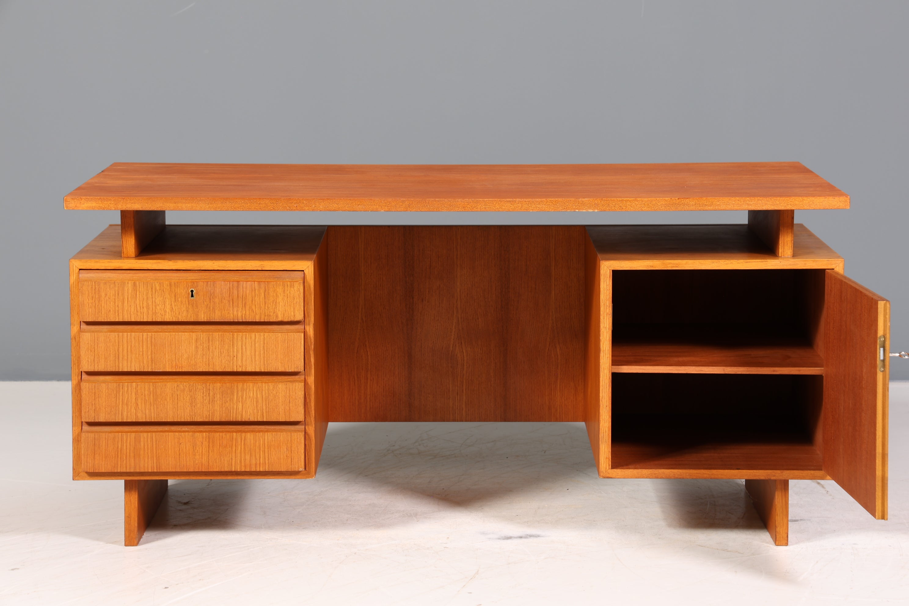 Wunderschöner Mid Century Schreibtisch Danish Design echt Holz Bürotisch
