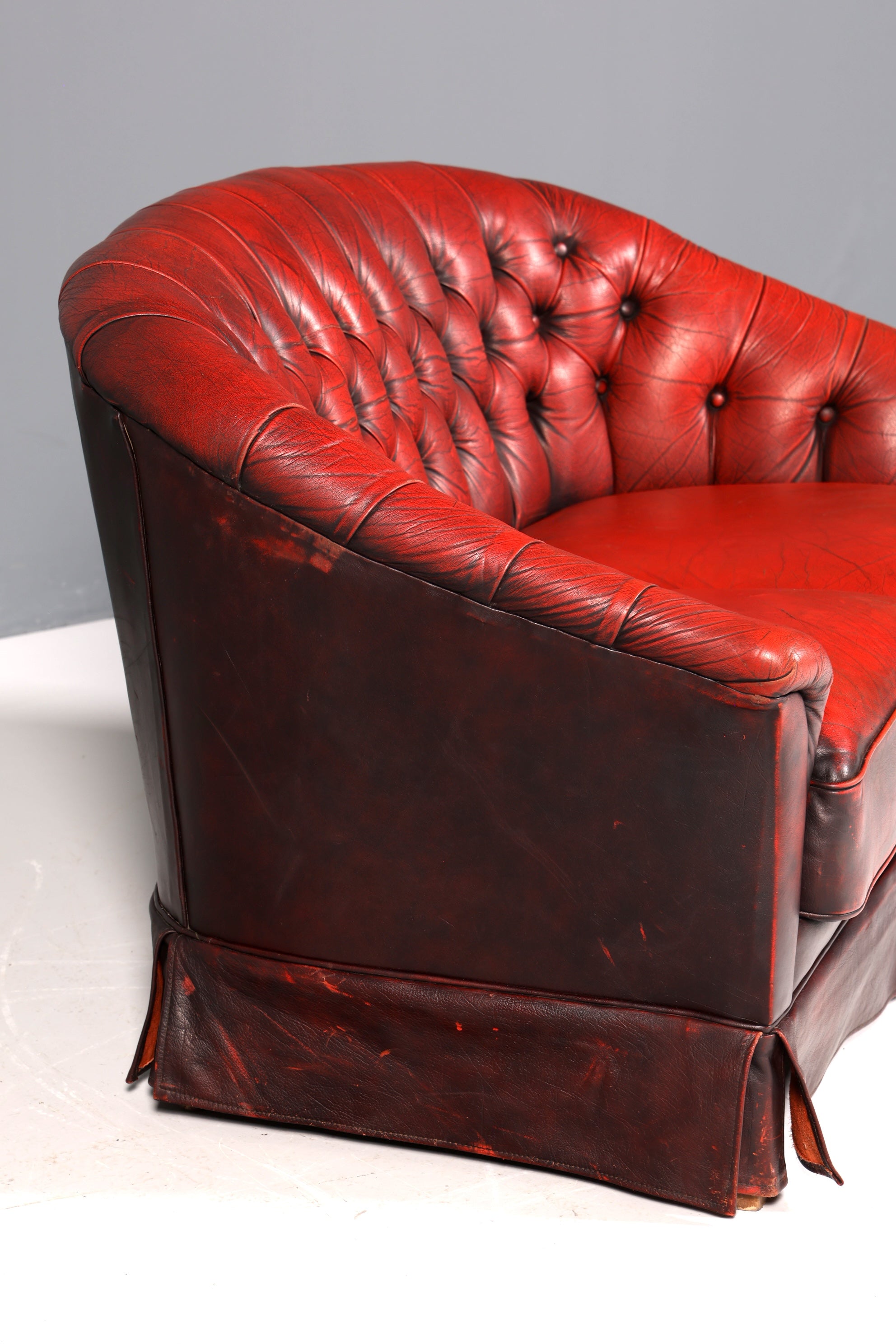 F846 Finish Wunderschönes Original Chesterfield 2er Sofa Englisch Oxblood Leder 2- Sitzer Couch