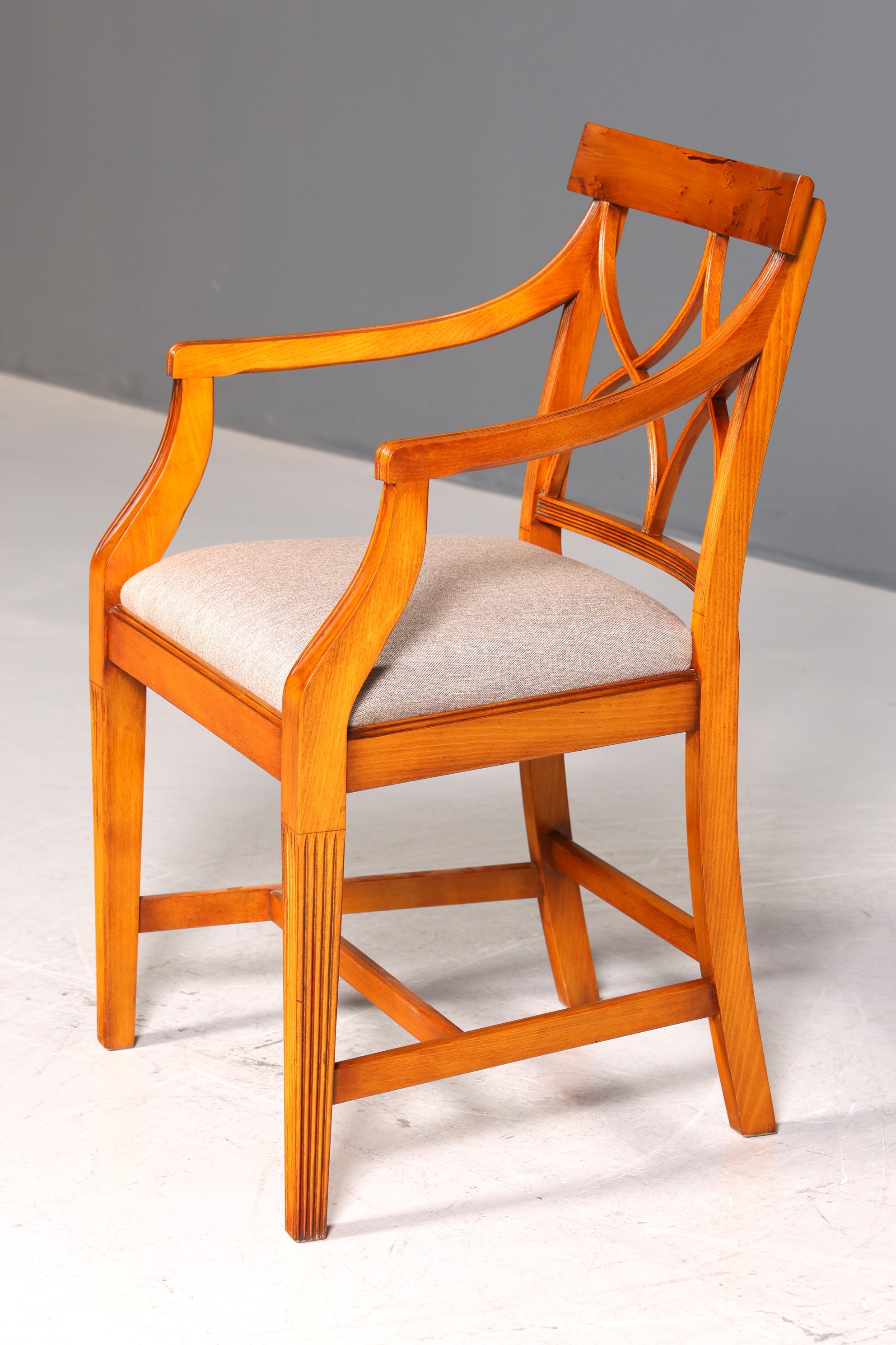 Wunderschöner Bevan Funell Stuhl Armlehnstuhl Englischer Eibe Reprodux Antik Sekretär Stuhl UK Polsterstuhl 1 von 2