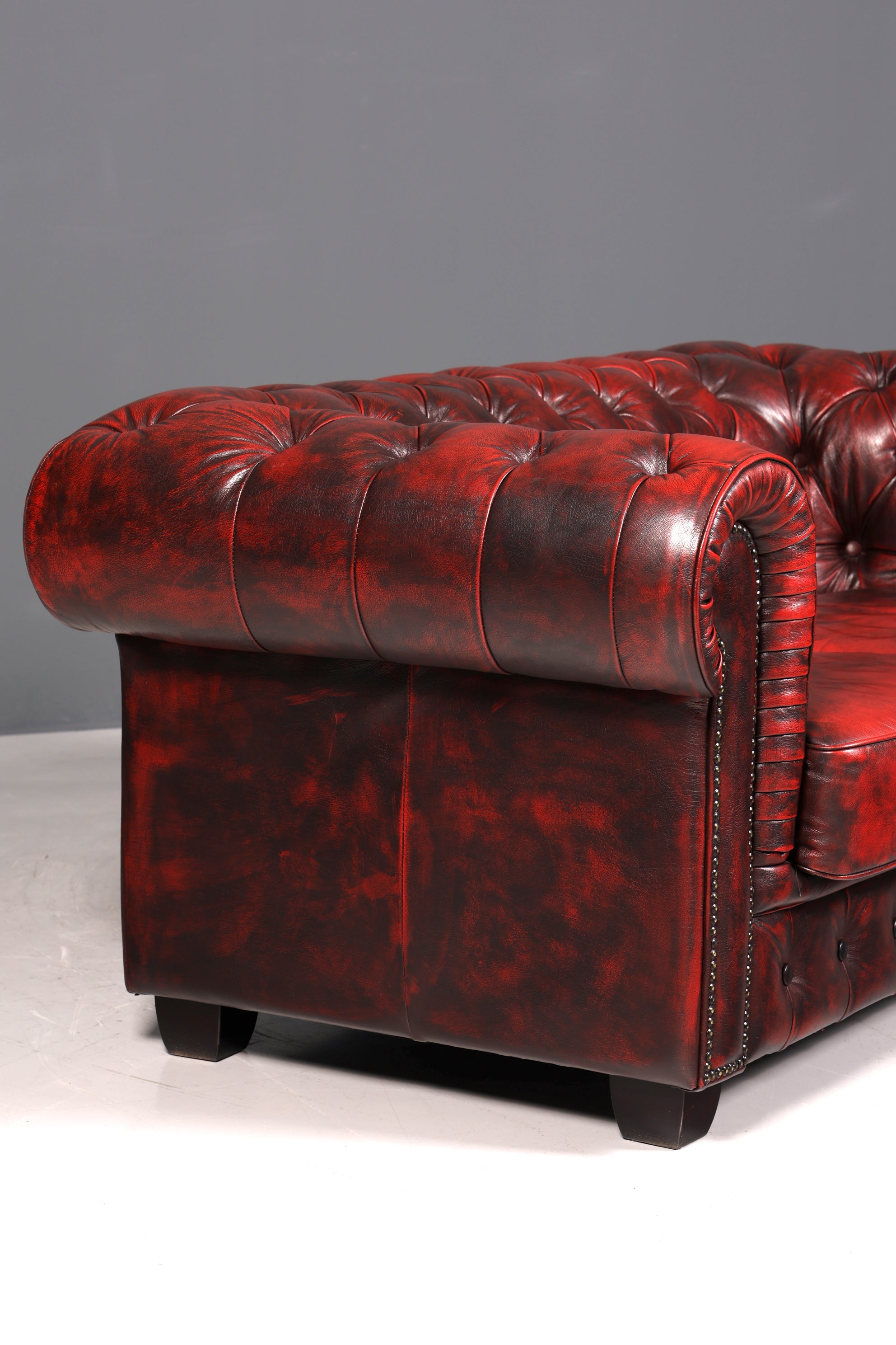 Wunderschönes Original Chesterfield 2er Sofa Englisch Oxblood Leder 2- Sitzer Couch 2 von 2