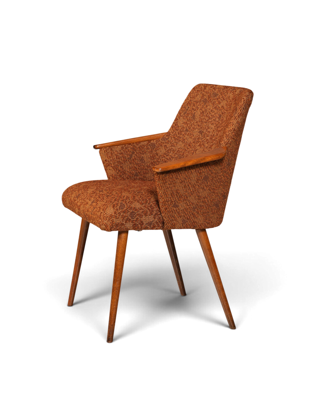 Hauptstadt Möblerei Mid Century Armlehnstuhl mit braunem Strukturstoff, Holzarmlehnen und konischen Holzbeinen