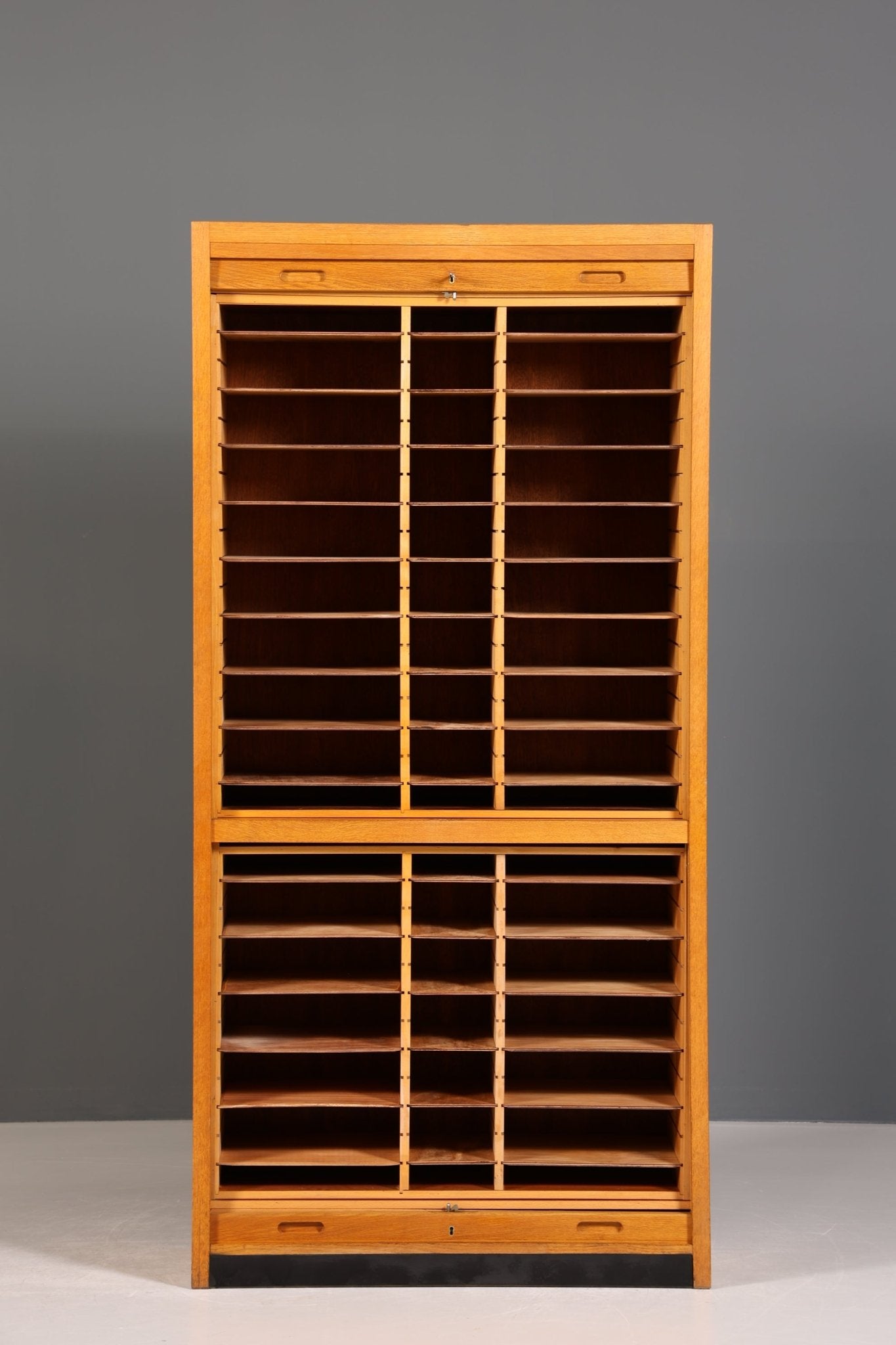 Schlichter Mid Century Rollladenschrank Bauhaus Apothekerschrank Art Deco Büro Aktenschrank