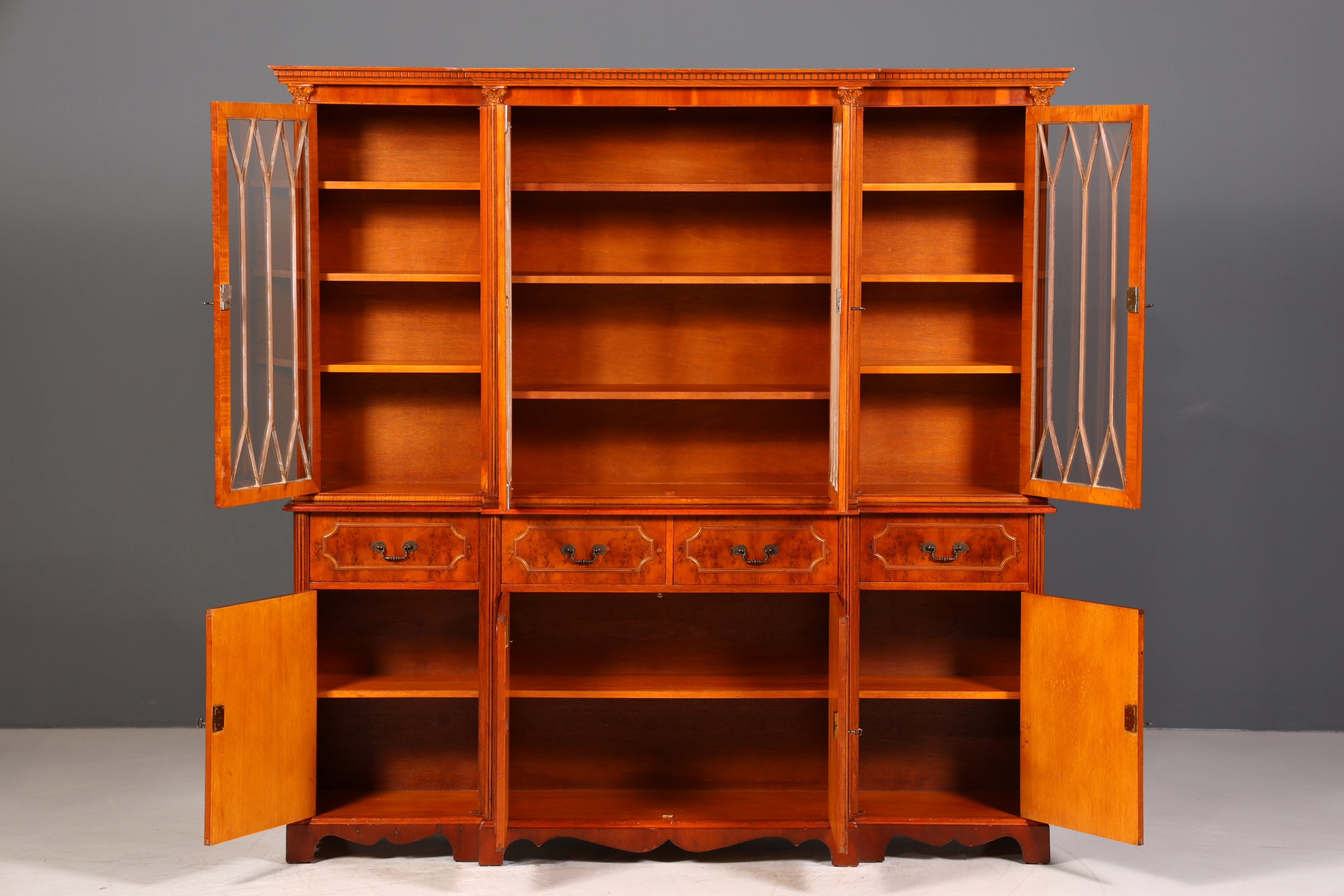Traumhafte Englische Vitrine Eibe Holz Bibliothek Bücherschrank Buffet Schrank