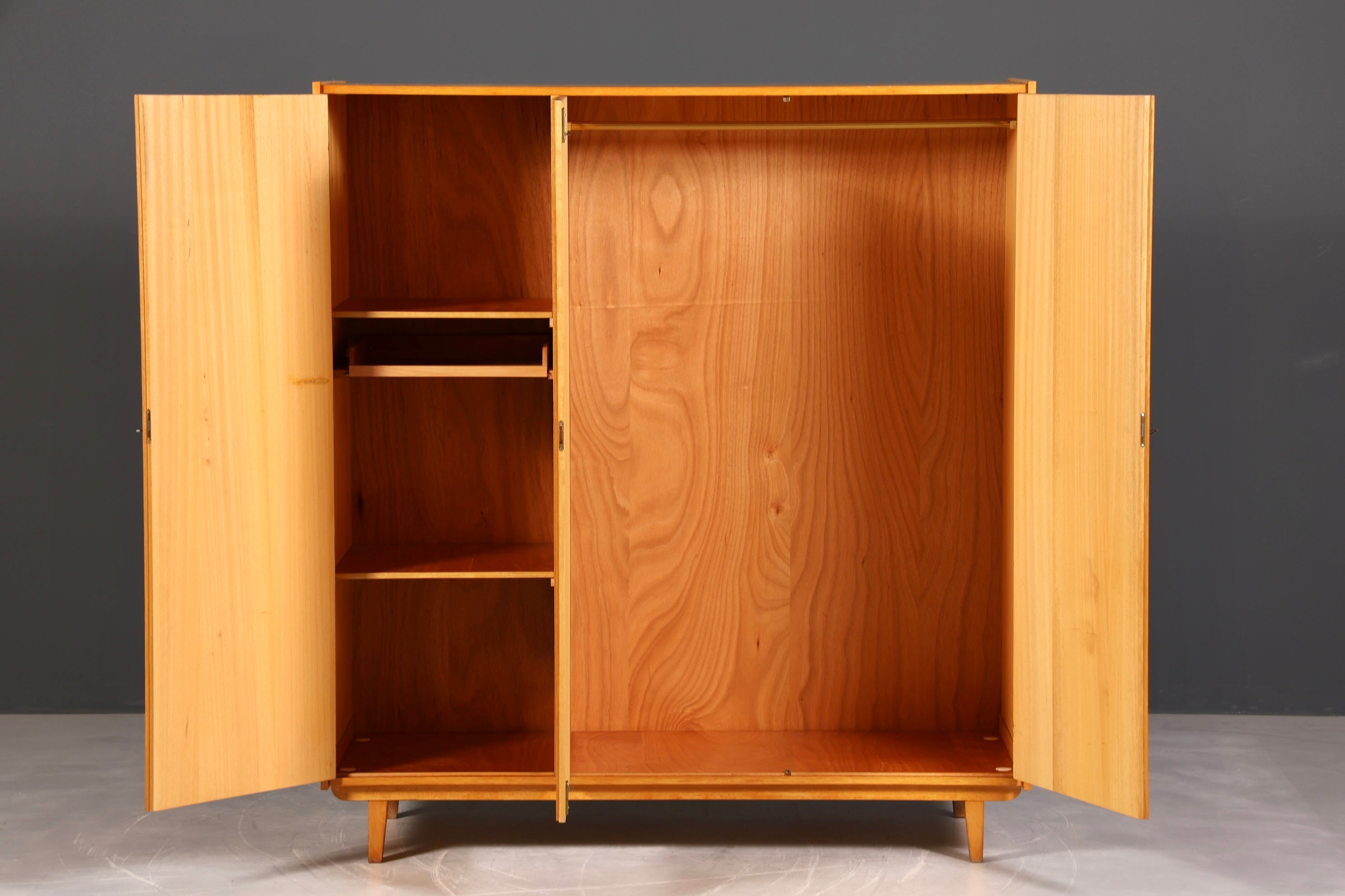 F937 Finish Traumhafter Mid Century Kleiderschrank Vintage Schrank Retro Wäscheschrank