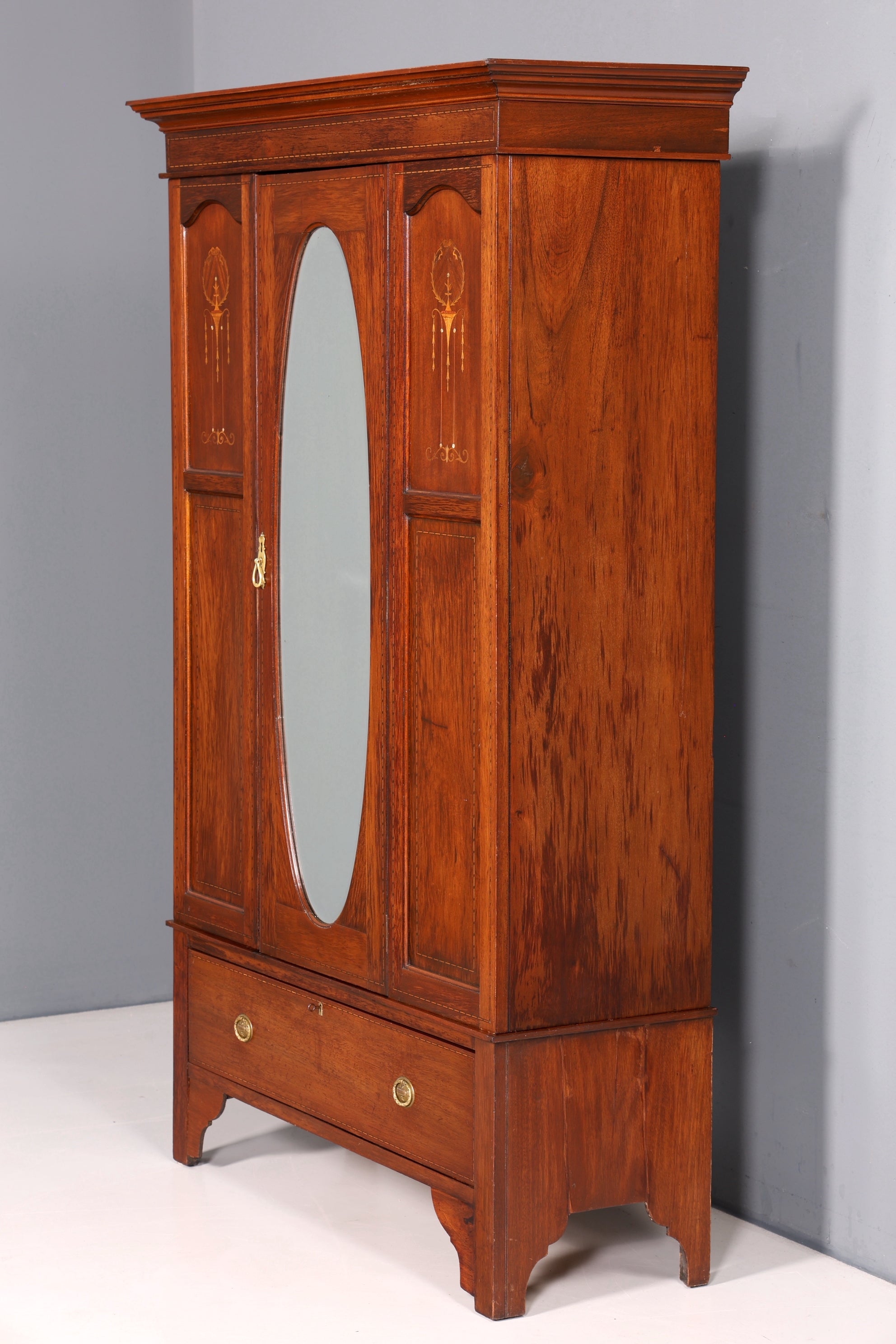 Traumhafter Englischer Jugendstil Schrank um 1910 massiv Holz Kleiderschrank
