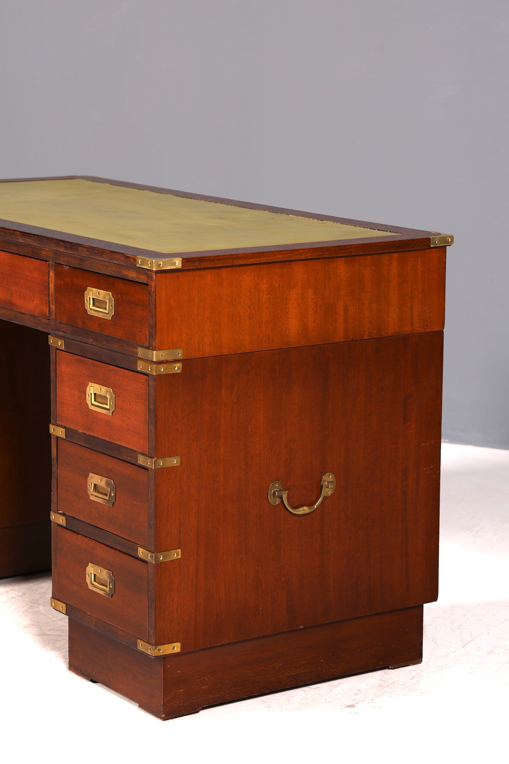 Wunderschöner Maritimer Schreibtisch Englischer Military Chest Bürotisch Office Table mit echt Lederauflage