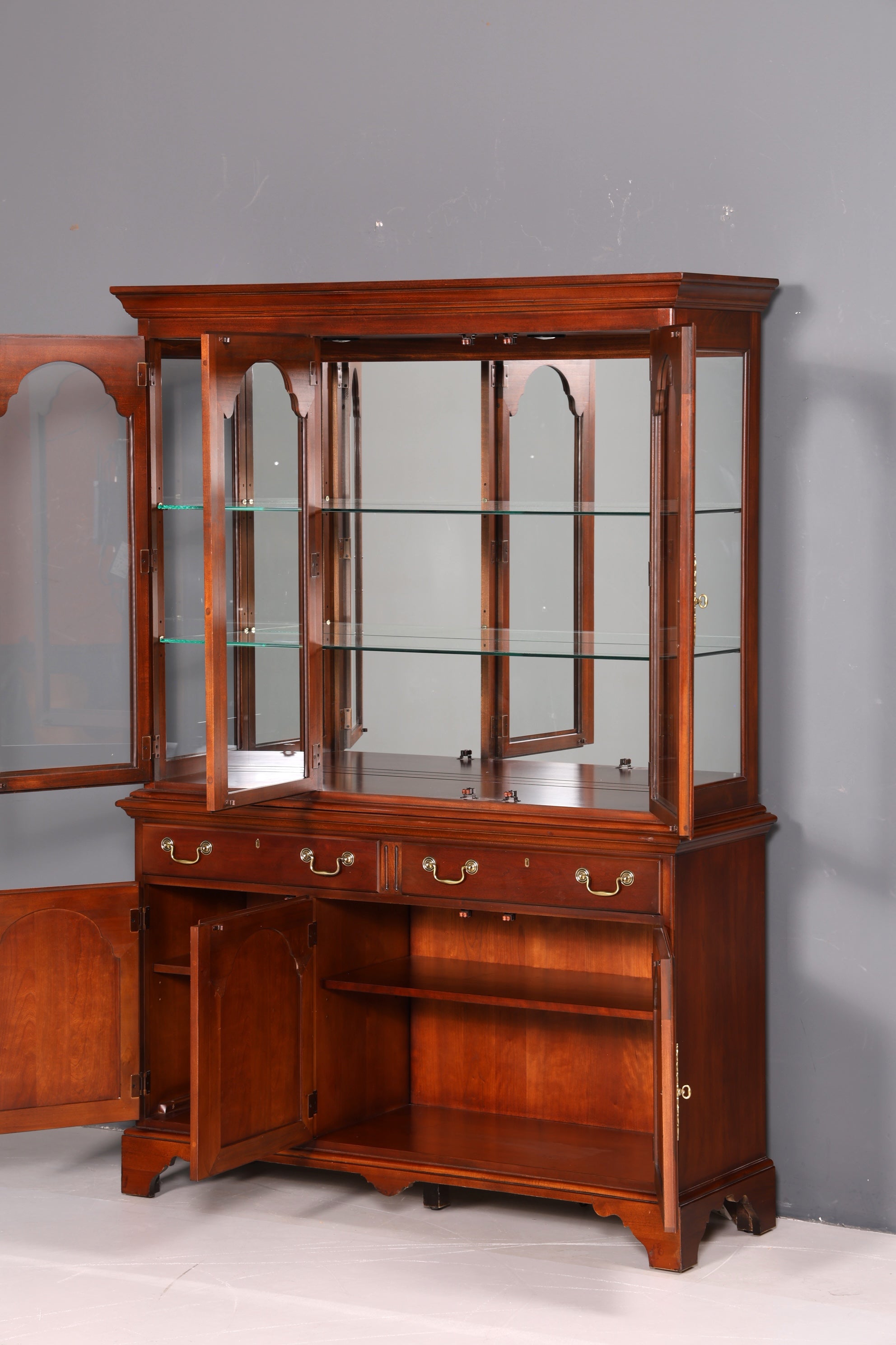 Edle Original Drexel Heritage Vitrine Bücherschrank USA Schrank Buffet Regal Glasvitrine