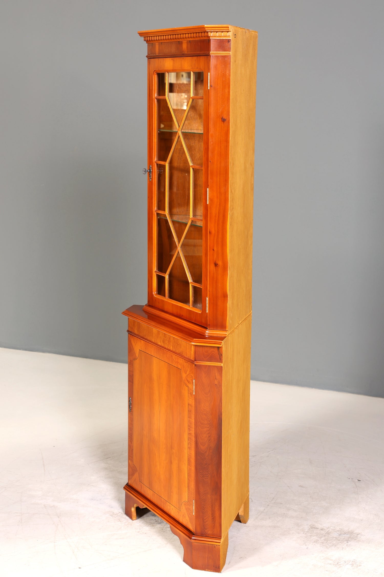 Wunderschöne Englische Eckvitrine Antik 60s Eibe Schrank Eckschrank Glasvitrine Vitrine