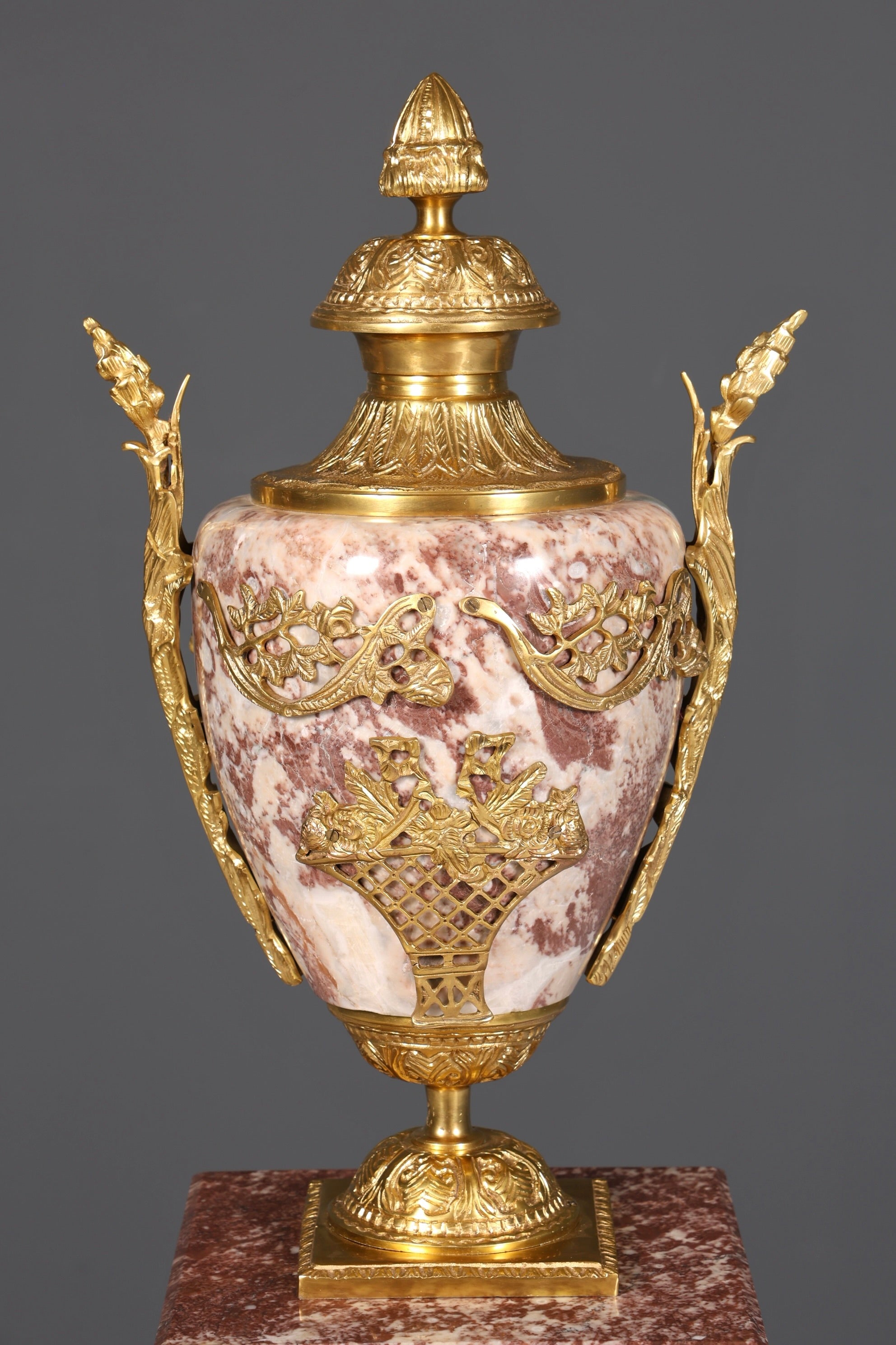 Wunderschöne Barock Stil Säule mit Vase Louis XV Marmor Blumensäule Naturstein Sockel Ablage