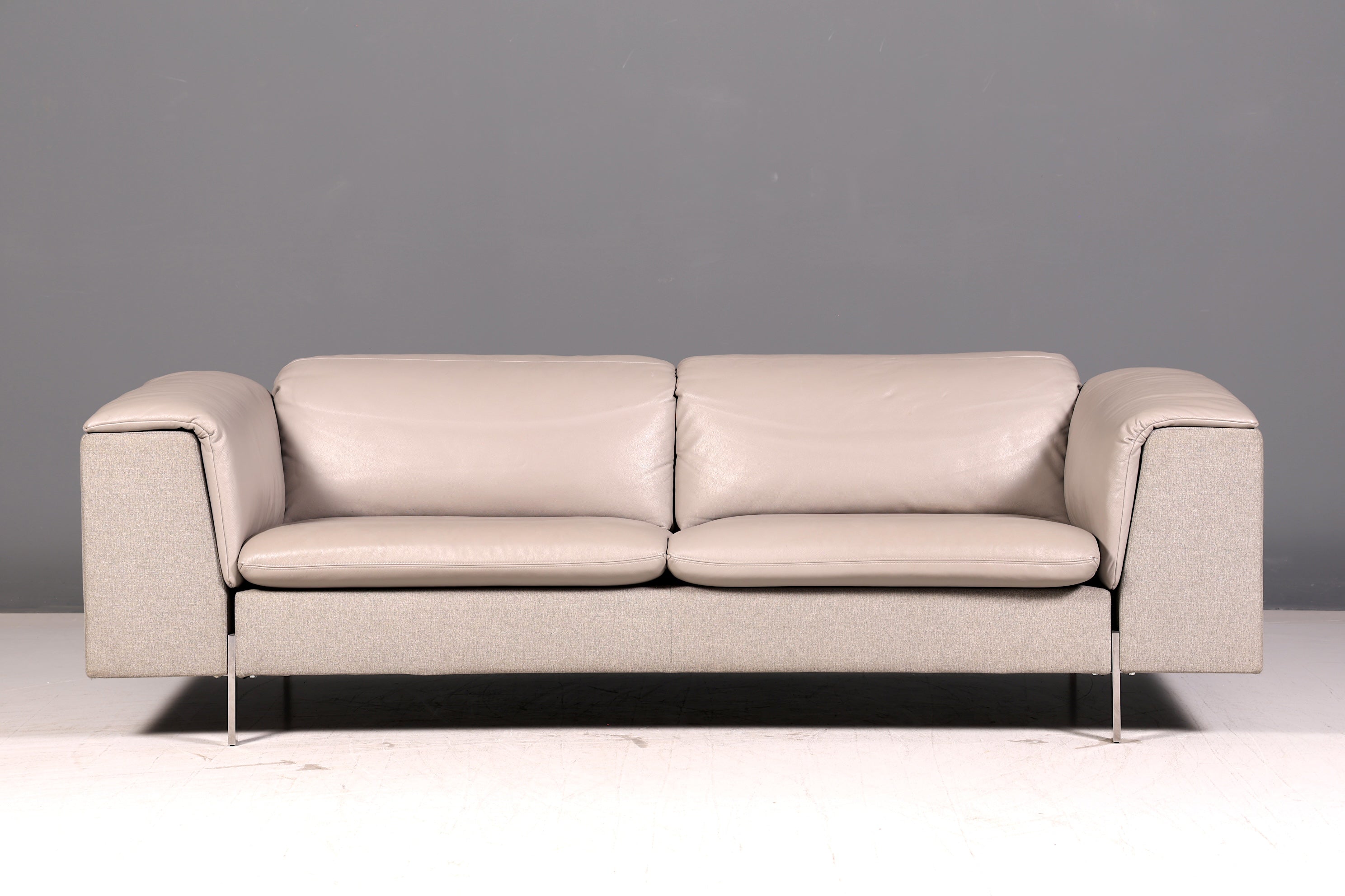 Wunderschönes Sofa der Marke Ligne Roset Grau Echtleder & Stoff Couch Designer Sofa Wohnzimmer