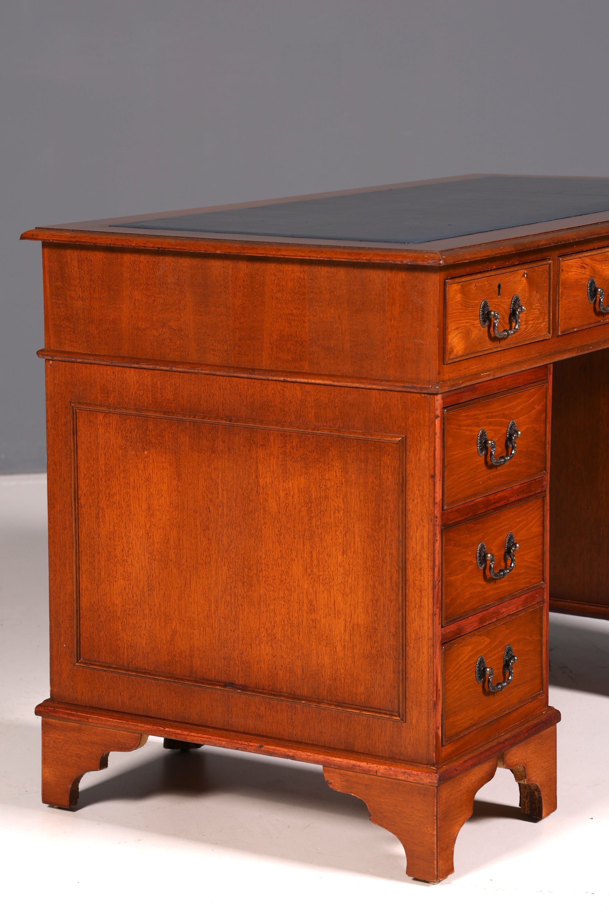 Wunderschöner Englischer Schreibtisch Kirschholz echt Lederauflage Bürotisch Office Desk Antik Vintage