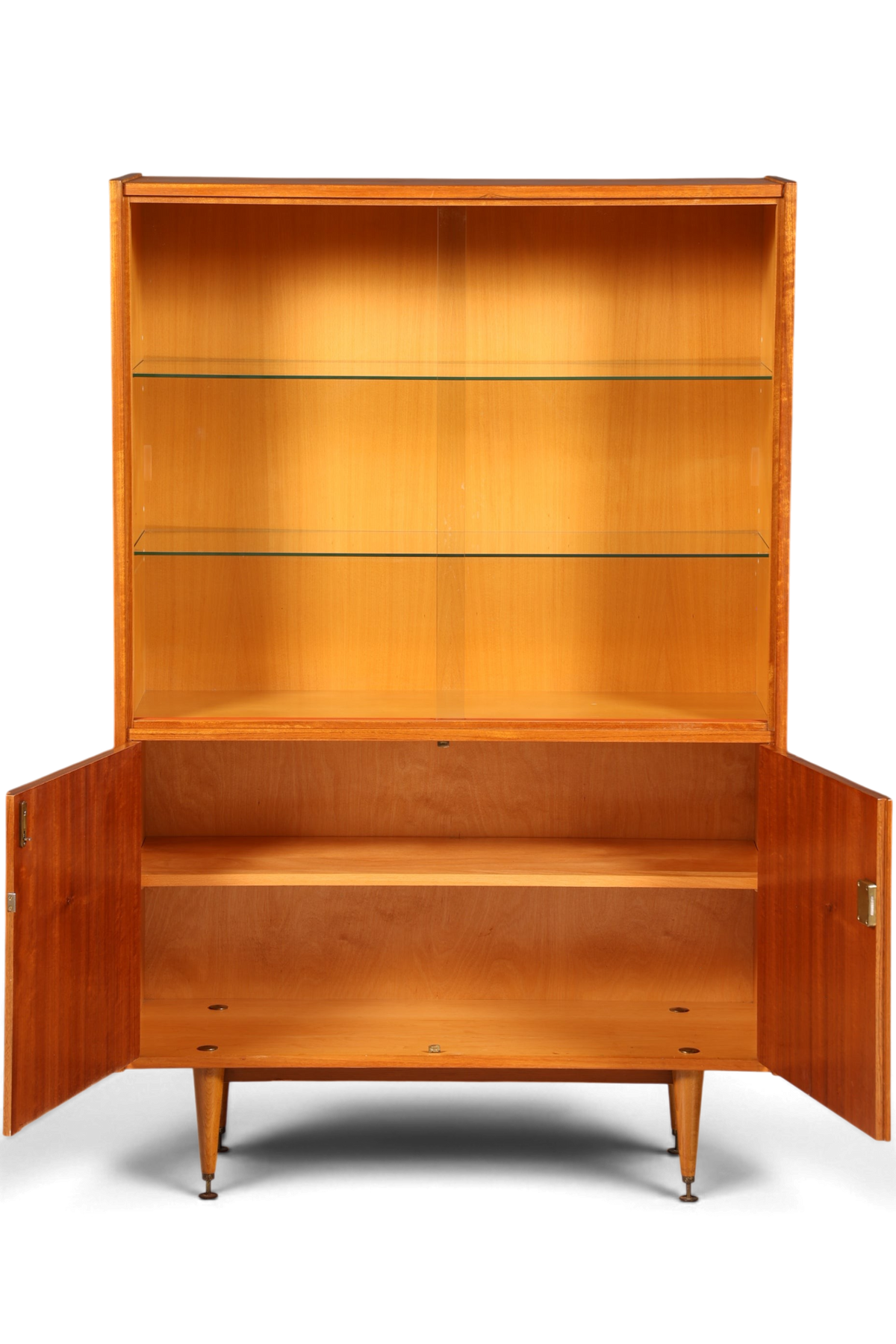 Hauptstadt Möblerei Mid Century Vitrine aus Holz mit Glasböden, Schiebetüren und konischen Beinen im 60er Jahre Stil