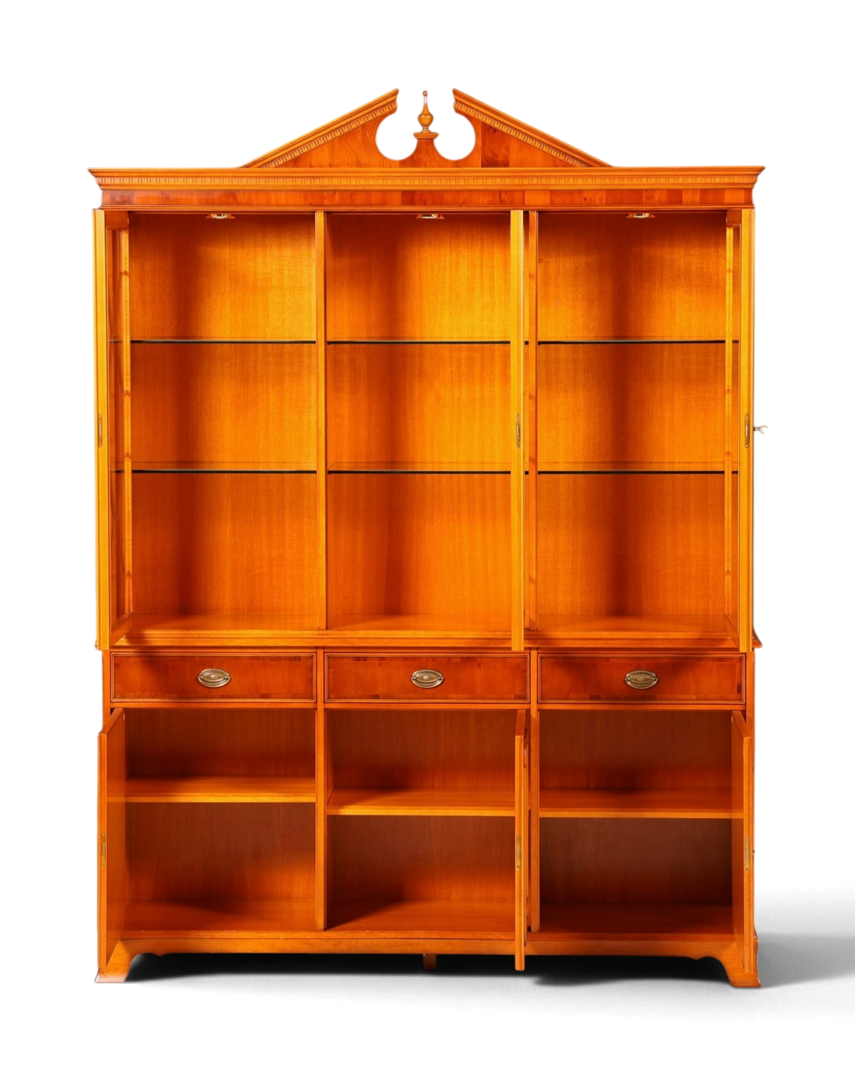 Hauptstadt Möblerei Heldense Vitrine aus englischer Eibe mit Glasfronten, höhenverstellbaren Böden und Buffet-Unterschrank