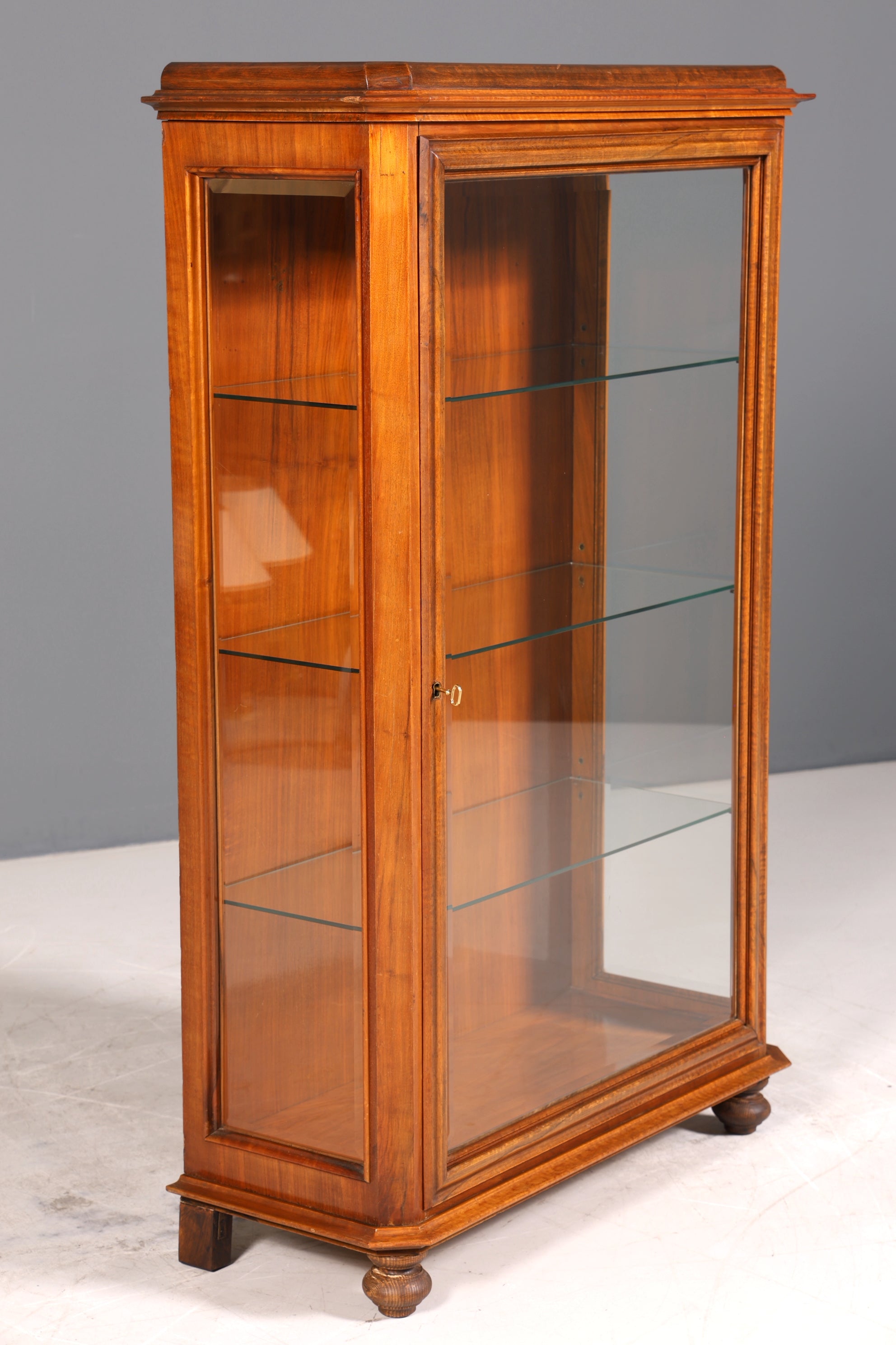 Wunderschöne Art Deco Vitrine Nussbaum Vitrine massiv Holz Antik Schrank