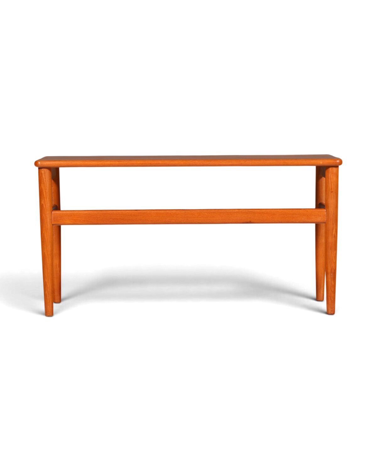 Hauptstadt Möblerei mid-century tarzı, konik ayaklı ve alt raflı vintage teak ağacı orta sehpa