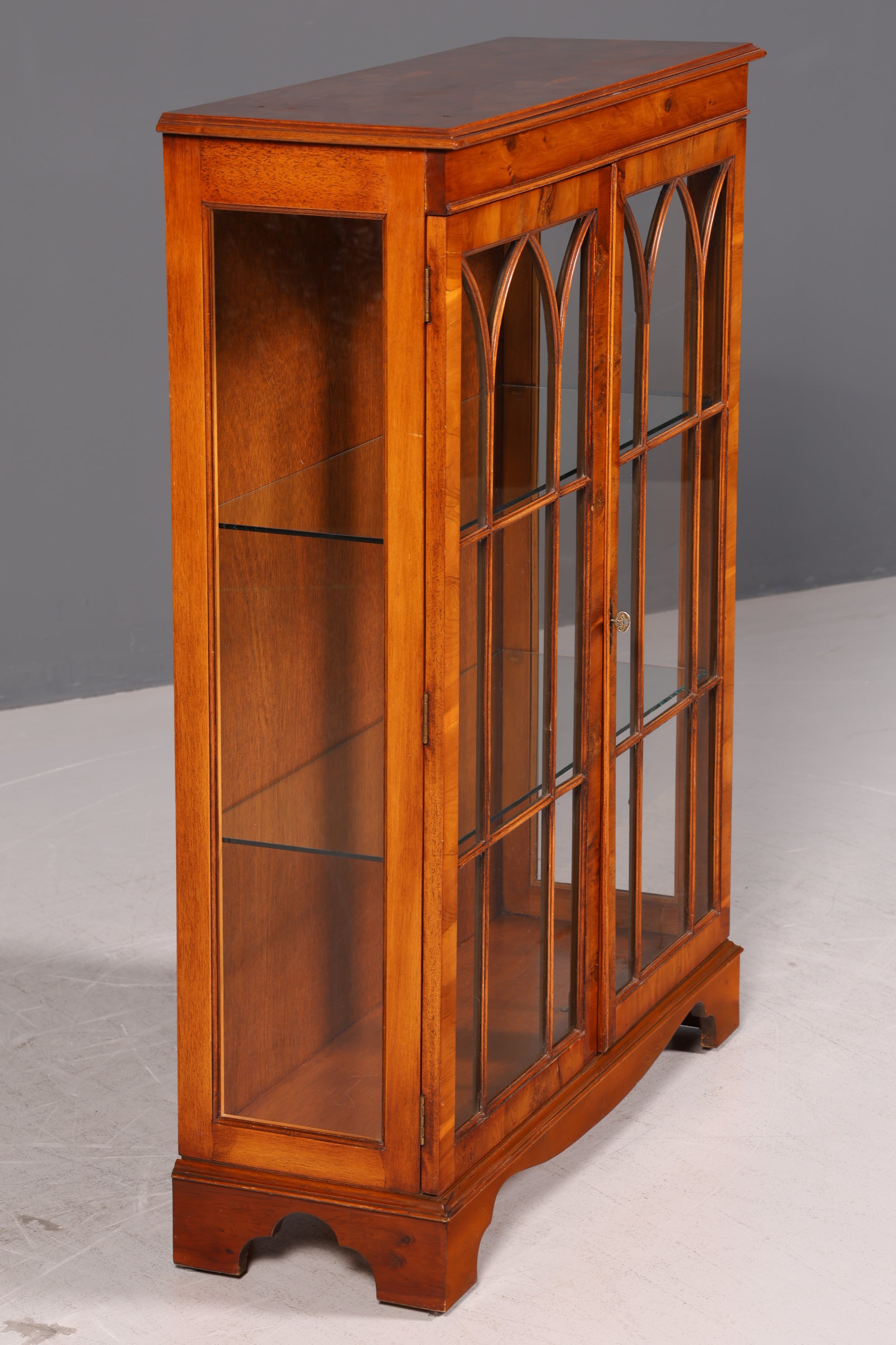 Traumhafte Englische Vitrine Bücherschrank Glasvitrine Antik 60s Eibe Vitrinenschrank Schrank Vintage