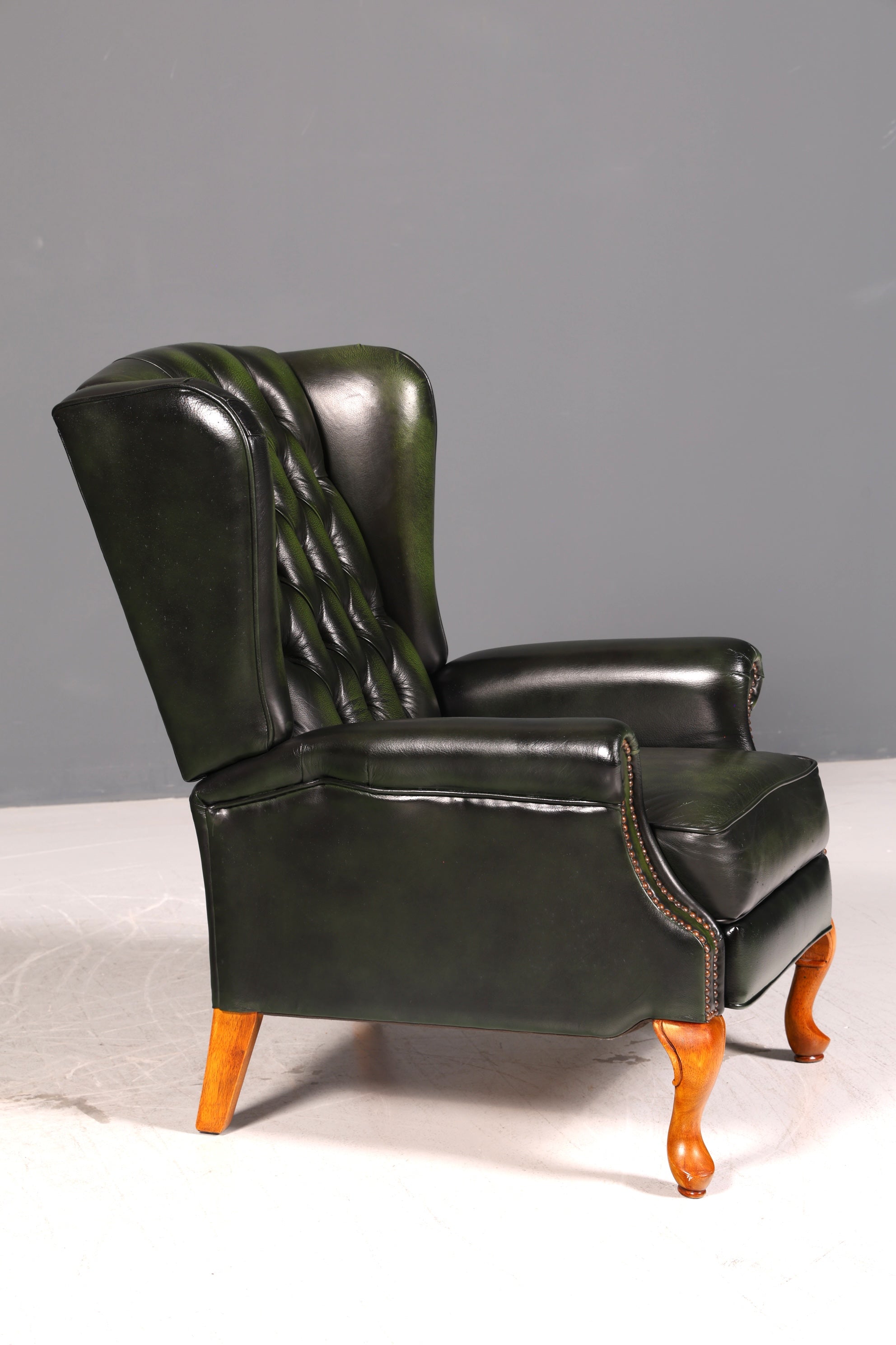 Original Chesterfield Queen Anne Ohrenbackensessel Grün Englisch Leder Herrensessel UK Armlehnsessel Relaxsessel