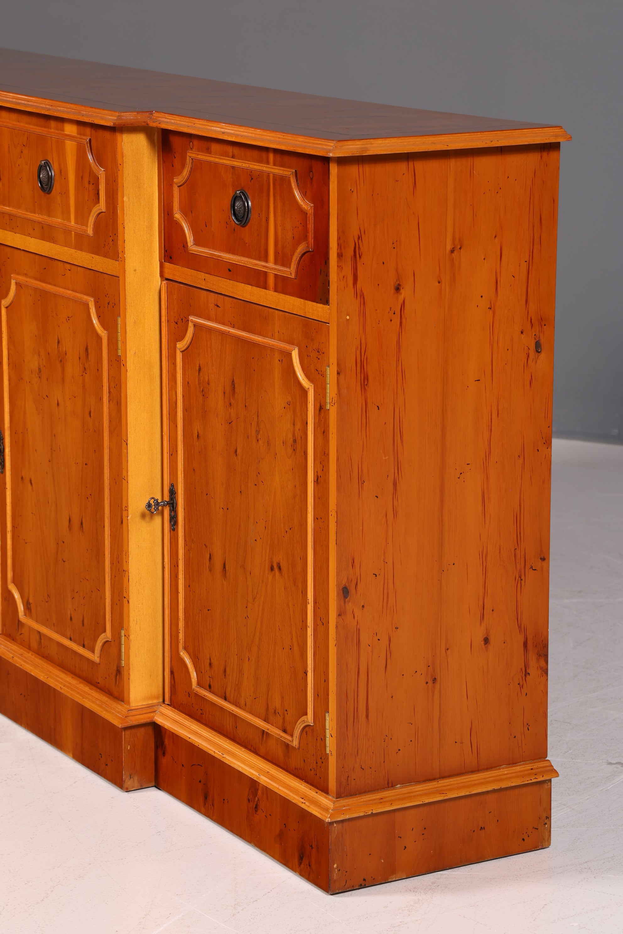 Wunderschönes Englisches Sideboard Eibe Schrank Antik Stil 60er Buffetschrank Kommode Anrichte Vintage